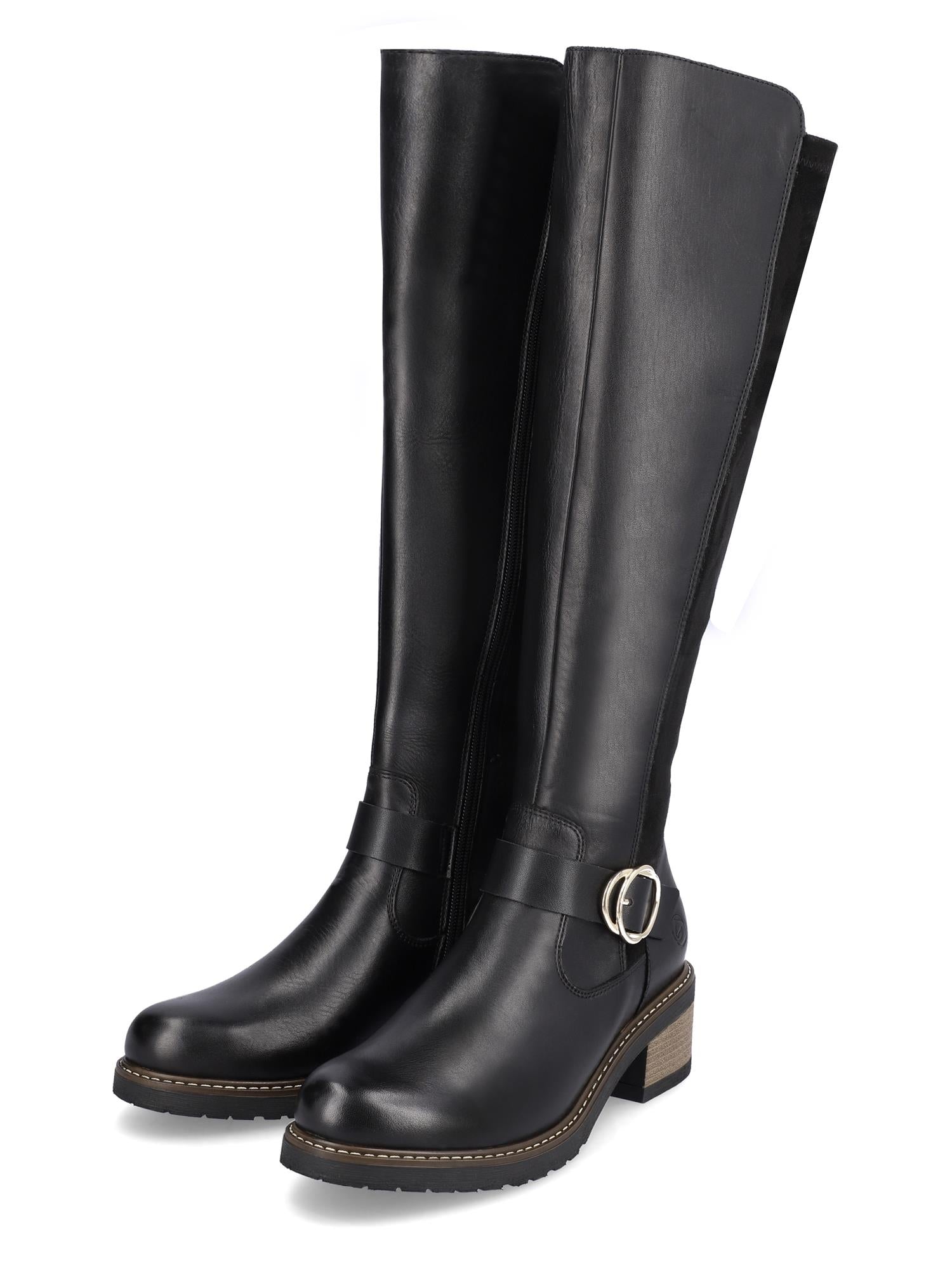 Remonte 05017 Leather buckle elastic high boots er svarte støvletter i skinn med lav blokkhæl, runde tær, strukturert såle, spenner på siden, sømdetaljer på skaftet og en glatt finish i elastisk glatt skinn.