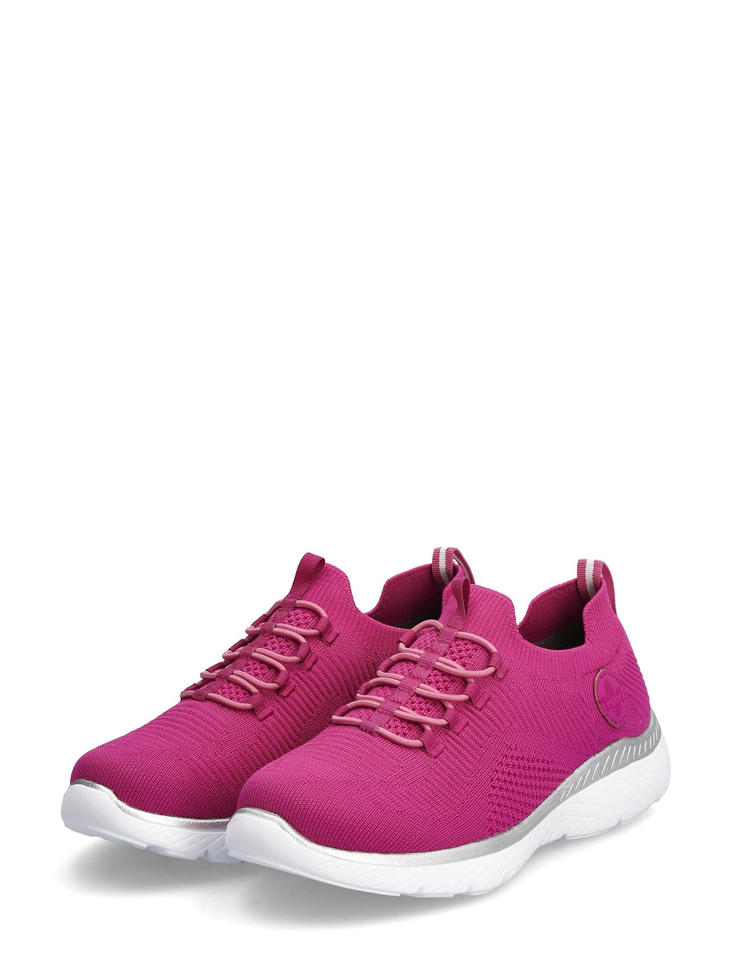 07559 Rieker Sport & Style-sneakeren fra Rieker Sport er vist i knallrosa med rosa lisser, en MemoSoft-innersåle og en hvit EVA-yttersåle, vist i en liten vinkel mot en hvit bakgrunn.