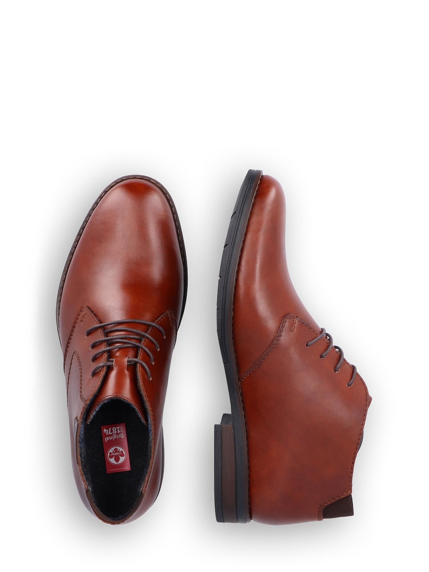 Et par 04403 Rieker korte herrestøvler fra Rieker Comfort & Style i brunt skinn vises ovenfra - en ovenfra og en fra siden. Støvlene har brun skinnoverdel, snørebånd, lav hæl og Antistress-teknologi på hvit bakgrunn.