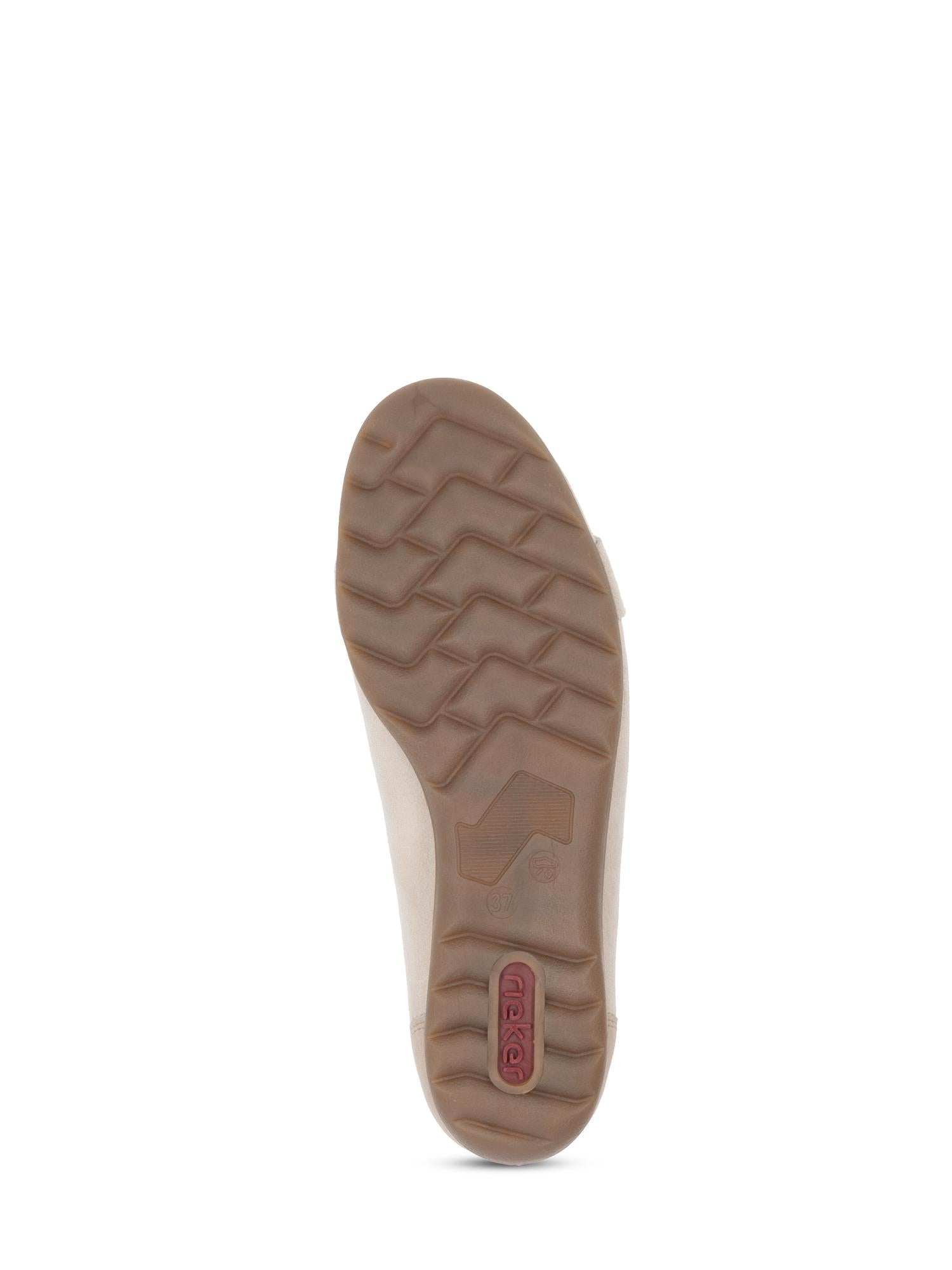 Bildet viser undersiden av 03206 Rieker SoftStep Ballerina Nude fra Rieker Comfort & Style, med en teksturert brun gummisåle, sikksakk-profil og en rød oval mece-etikett for ekstra komfort og fleksibelt design.