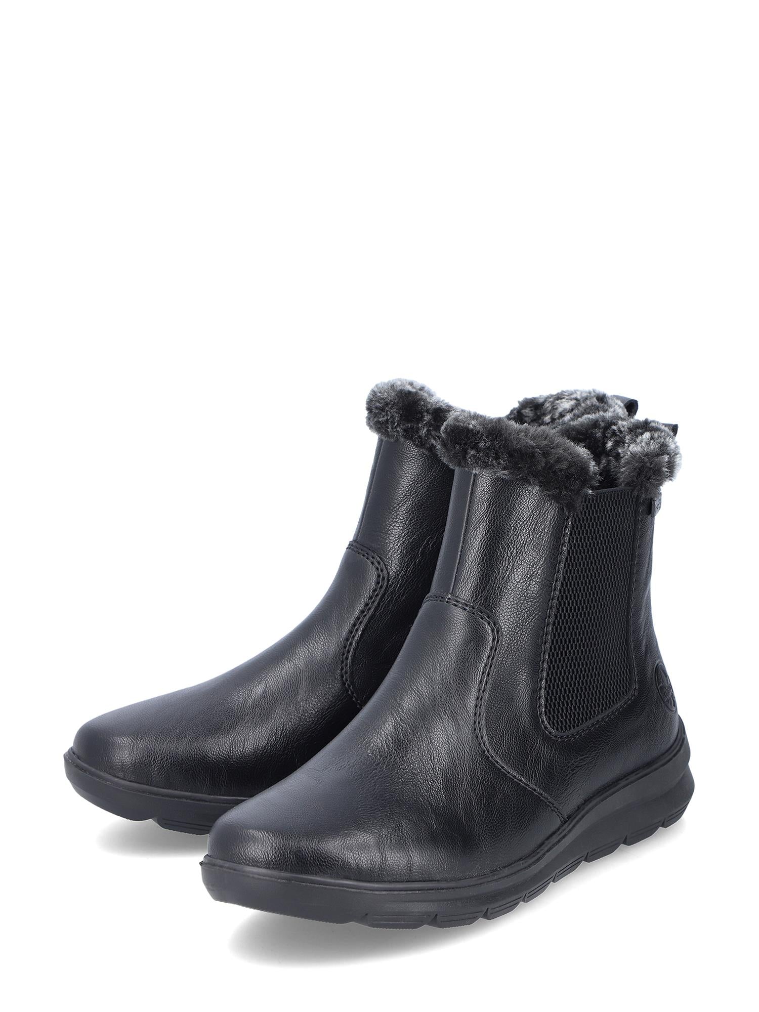 04829 Rieker Elastic Boots Varmfôret fra Rieker Comfort & Style er svarte Chelsea-støvler for dame med imitert pelsfôr, elastiske sidepaneler, en strukturert såle og en glatt skinnfinish, vist på en hvit bakgrunn.