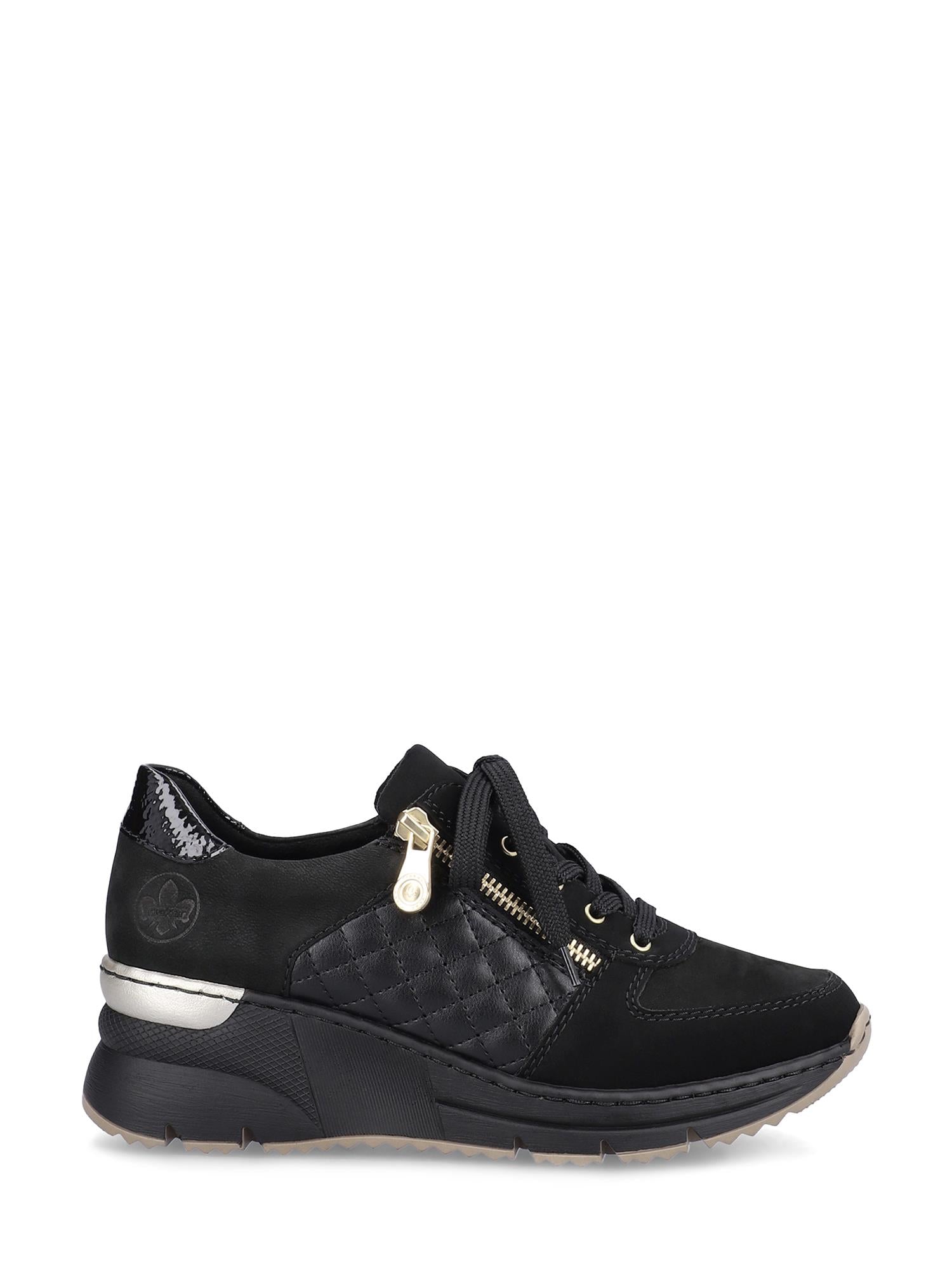 04389 Rieker Schwarz Kilesneakers fra Rieker Comfort & Style er en svart sneaker med vatterte sidepaneler, snøring foran, metallisk glidelåsdetalj og en tykk såle med sølvfarget hæl - ideell for fans av stilig sort skinnsko.