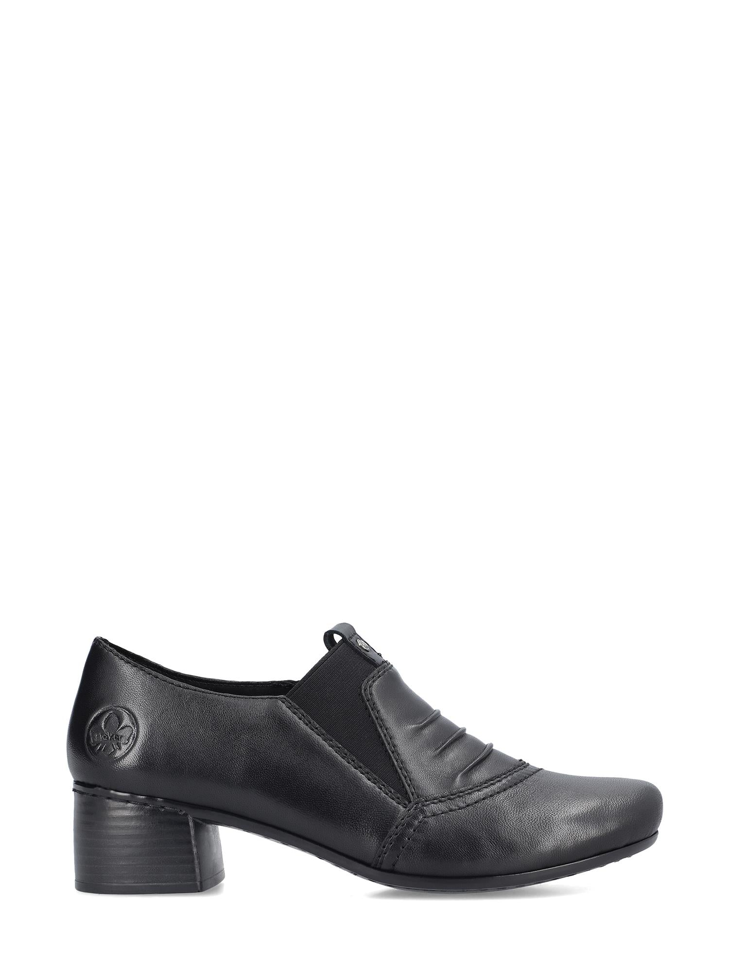 04372 Rieker Skinn Mokkasiner fra Rieker Comfort & Style er en slip-on i svart skinn med lav blokkhæl, subtile sømmer, skinninnersåle for komfort og en liten preget logo nær hælen.