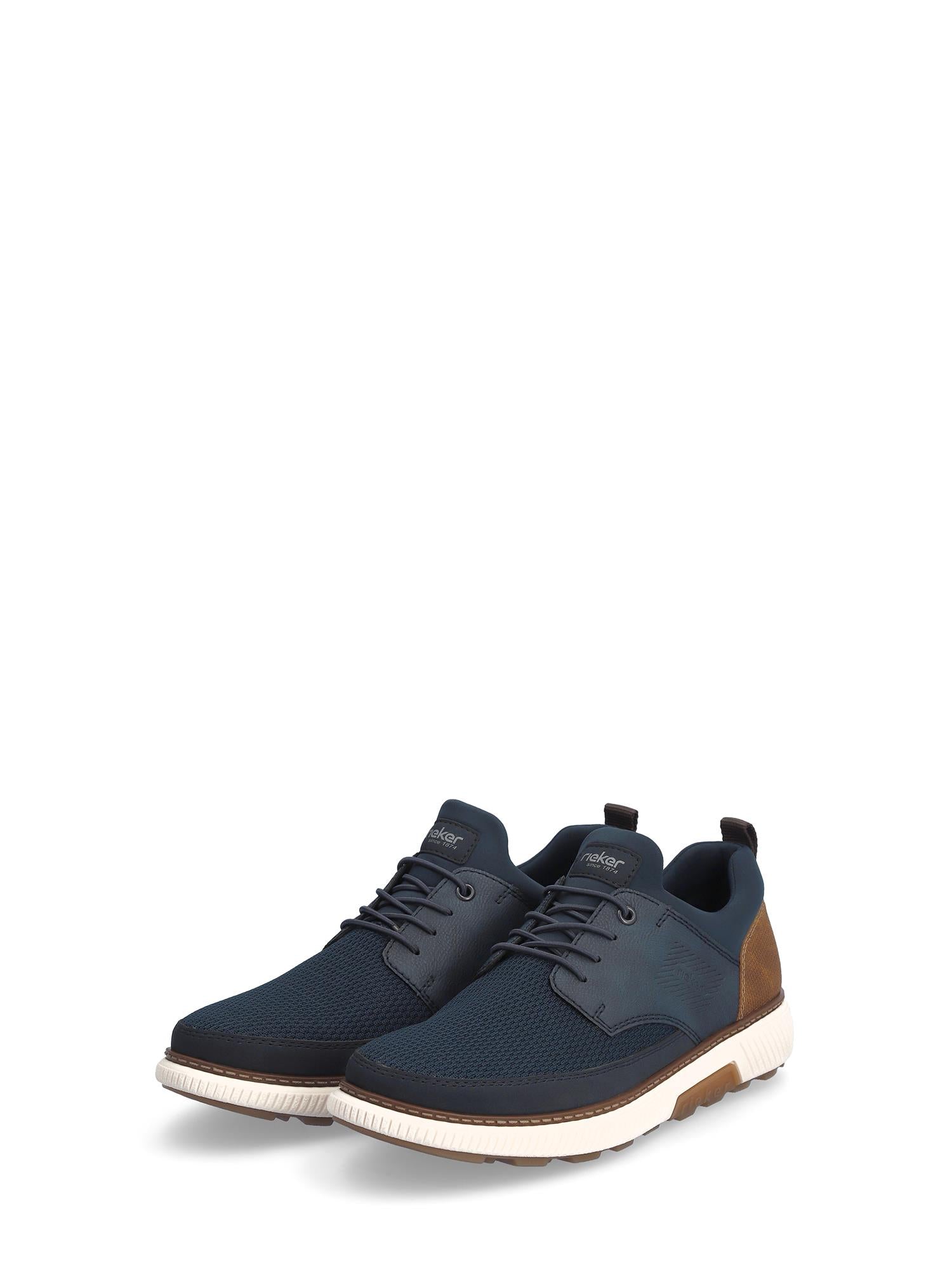 07548 Rieker Bremen Sneaker fra Rieker Comfort & Style har marineblå overdel, hvit såle, brune hældetaljer, svarte lisser og en innersåle med memory skum for god komfort. Vist mot en ensfarget hvit bakgrunn.