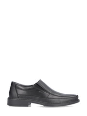 06765 Rieker Harrison Dressko fra Rieker Comfort & Style: Svarte herreloafers i skinn med lav hæl, synlige sømmer, polert overflate og antistress-innersåle i skinn. Tidløst design vist i sideprofil mot hvit bakgrunn.