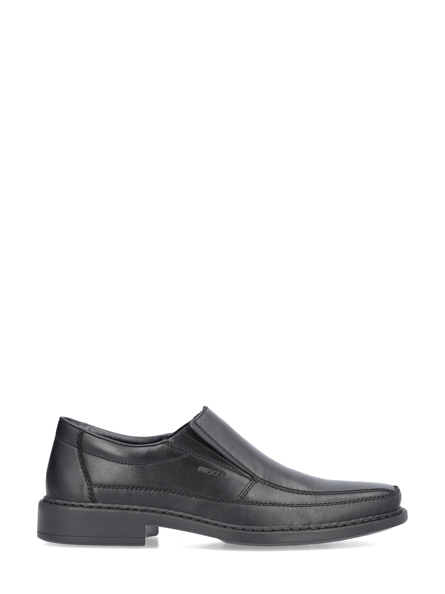 06765 Rieker Harrison Dressko fra Rieker Comfort & Style: Svarte herreloafers i skinn med lav hæl, synlige sømmer, polert overflate og antistress-innersåle i skinn. Tidløst design vist i sideprofil mot hvit bakgrunn.