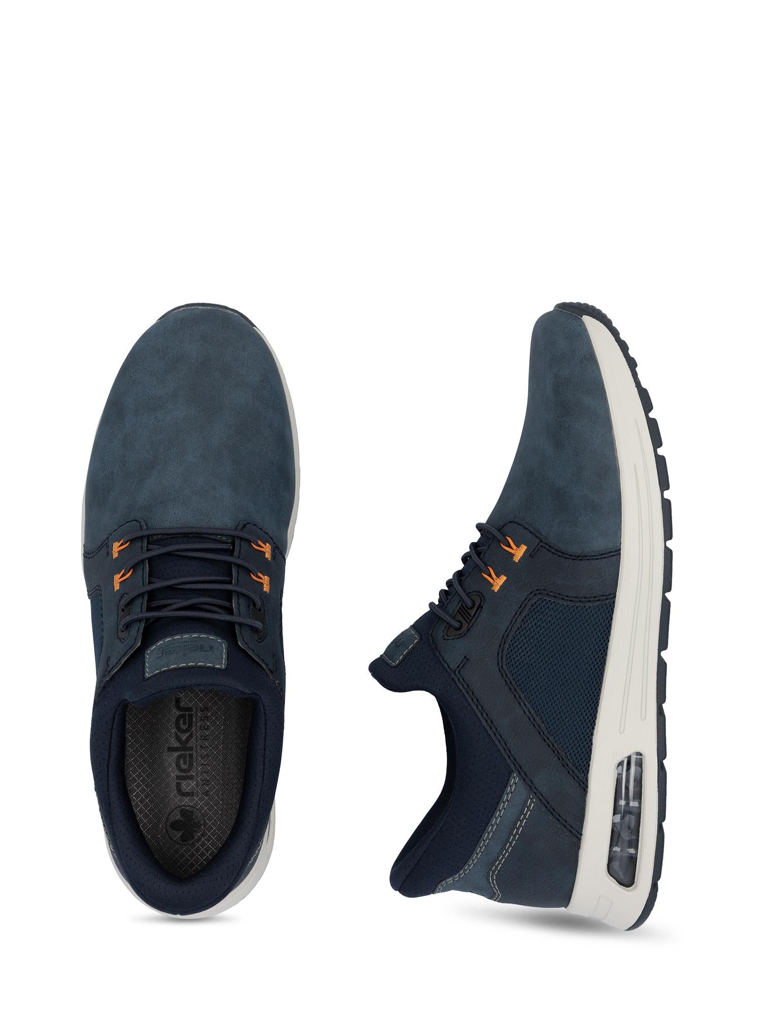 03050 Rieker Ready2Go Sneakers Navy fra Rieker Comfort & Style har marineblå overdel, hvite såler, oransje detaljer og en støtdempende såle i hælen for ekstra komfortbredde; vist ovenfra og fra siden.