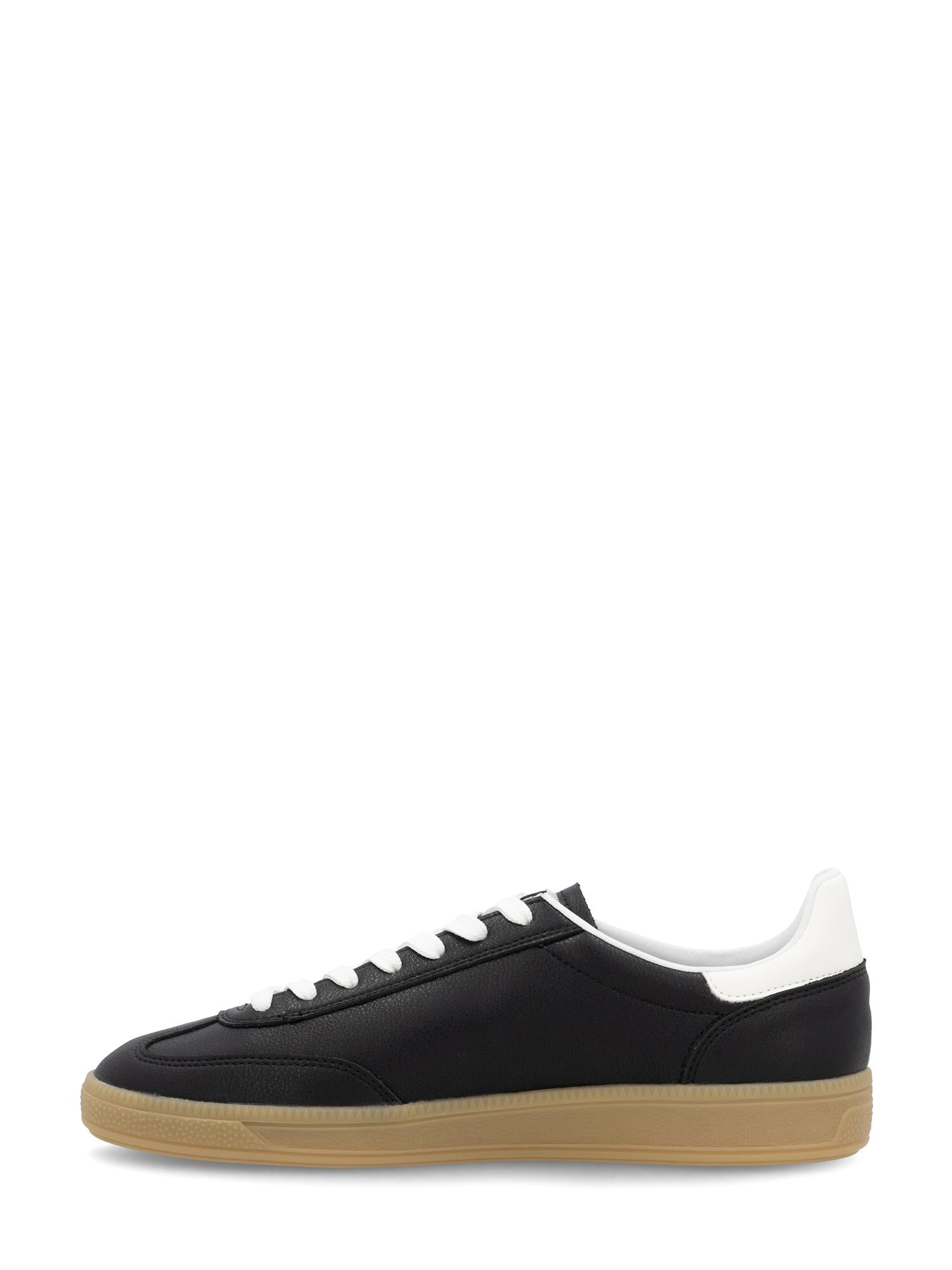 Rieker Sport 03332 San Diego Leather Sneaker Black er en svart low-top med hvite lisser, hvit hælflik og lysebrun gummisåle i glatt skinn, vist i sideprofil mot en hvit bakgrunn.