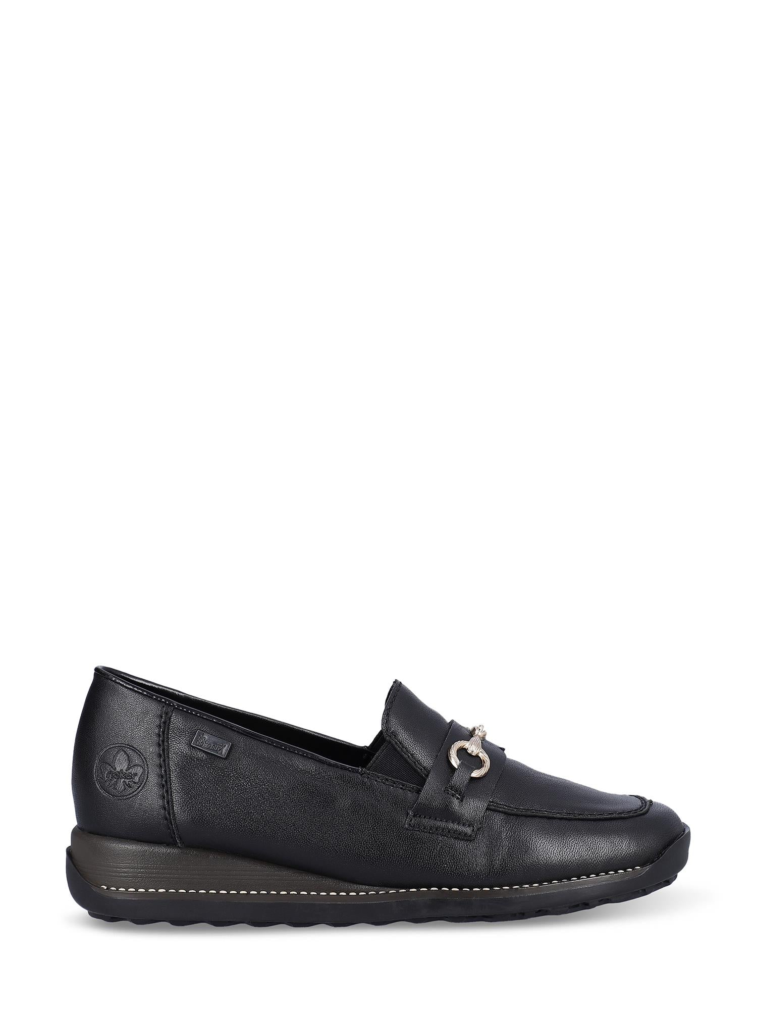 04398 Rieker Leather Loafer Comfort Black fra Rieker Comfort & Style har svart skinn, lav hæl, metallspenne, synlig tåsøm, preget logo nær hælen og en vannavvisende membran for beskyttelse og komfort.