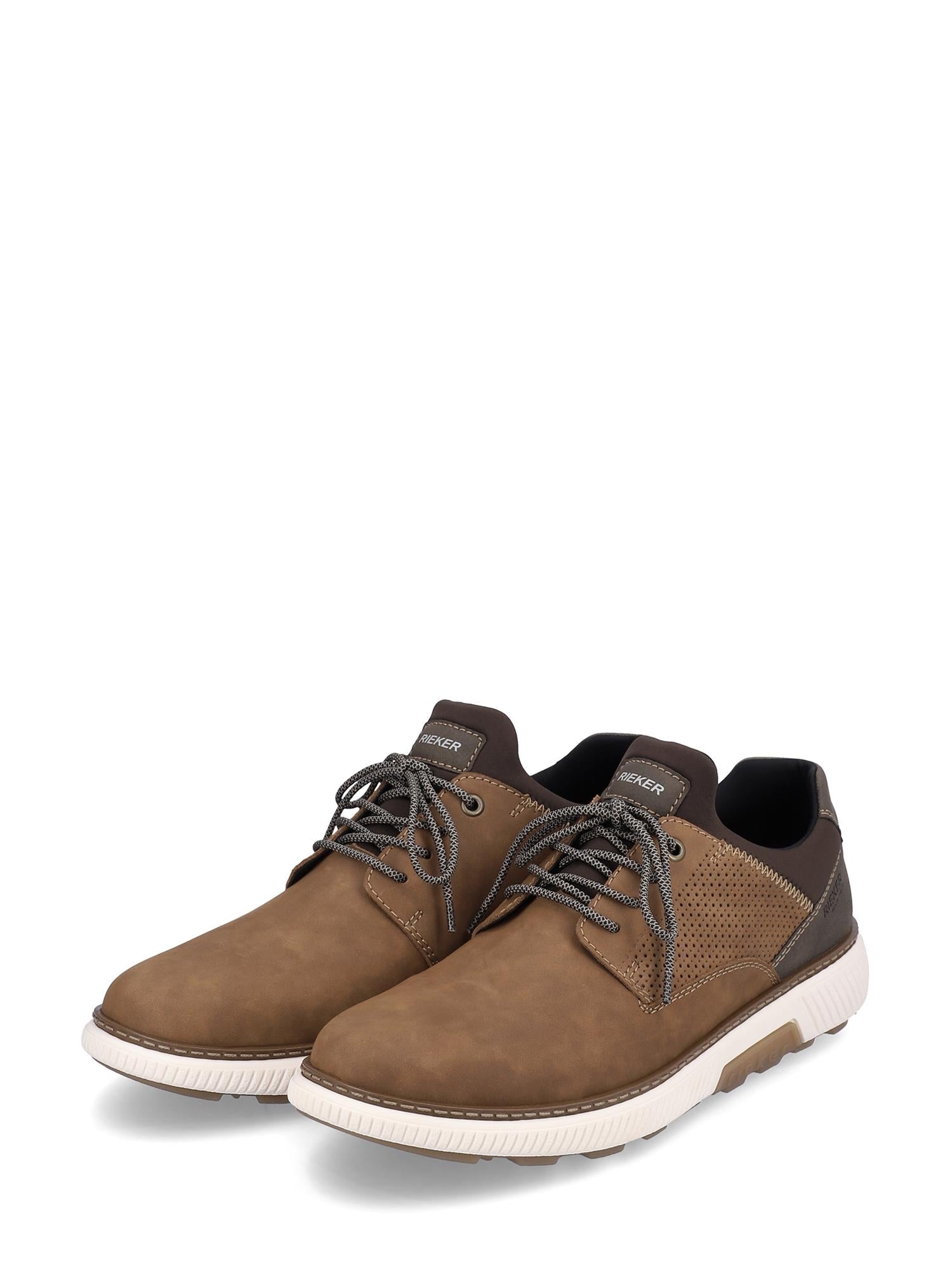 04384 Rieker Nougat Sneaker Leather fra Rieker Comfort & Style er et par avslappede brune snøresko i glatt skinn med hvite gummisåler og sideperforeringer, vist mot en vanlig hvit bakgrunn.