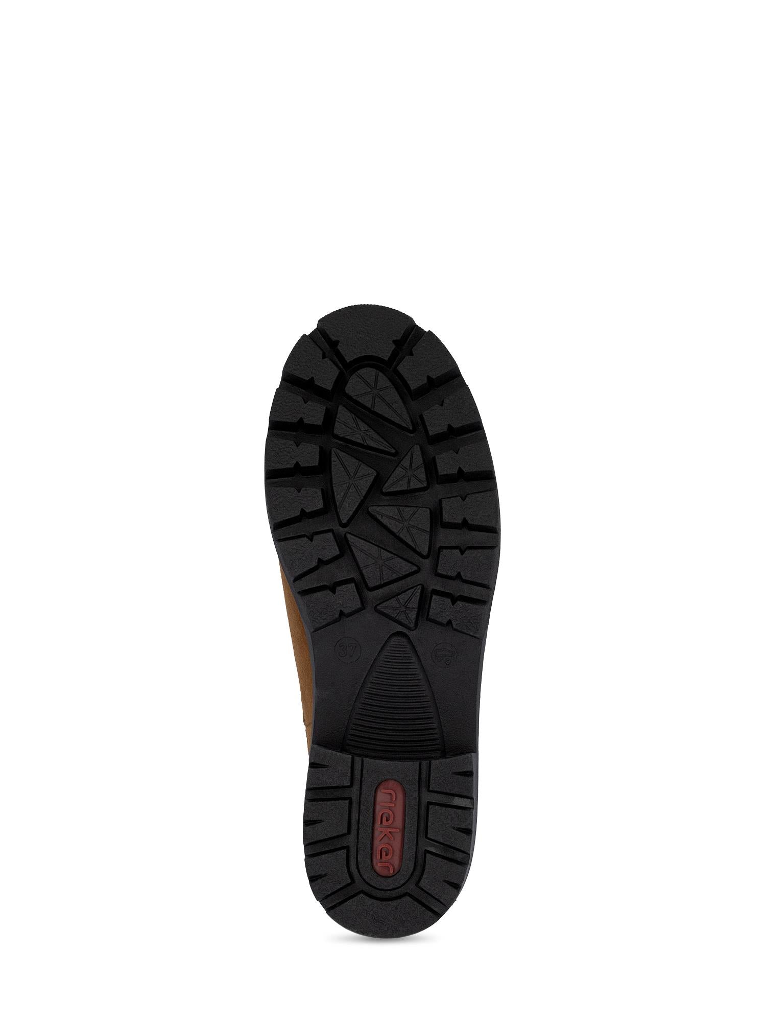 Et nærbilde av den svarte gummisålen på 04482 Rieker Malou Suede Boots i semsket skinn fra Rieker Comfort & Style avslører en strukturert slitebane og en liten rød hæletikett med "Rieker Malou" preget på, mot en vanlig hvit bakgrunn.