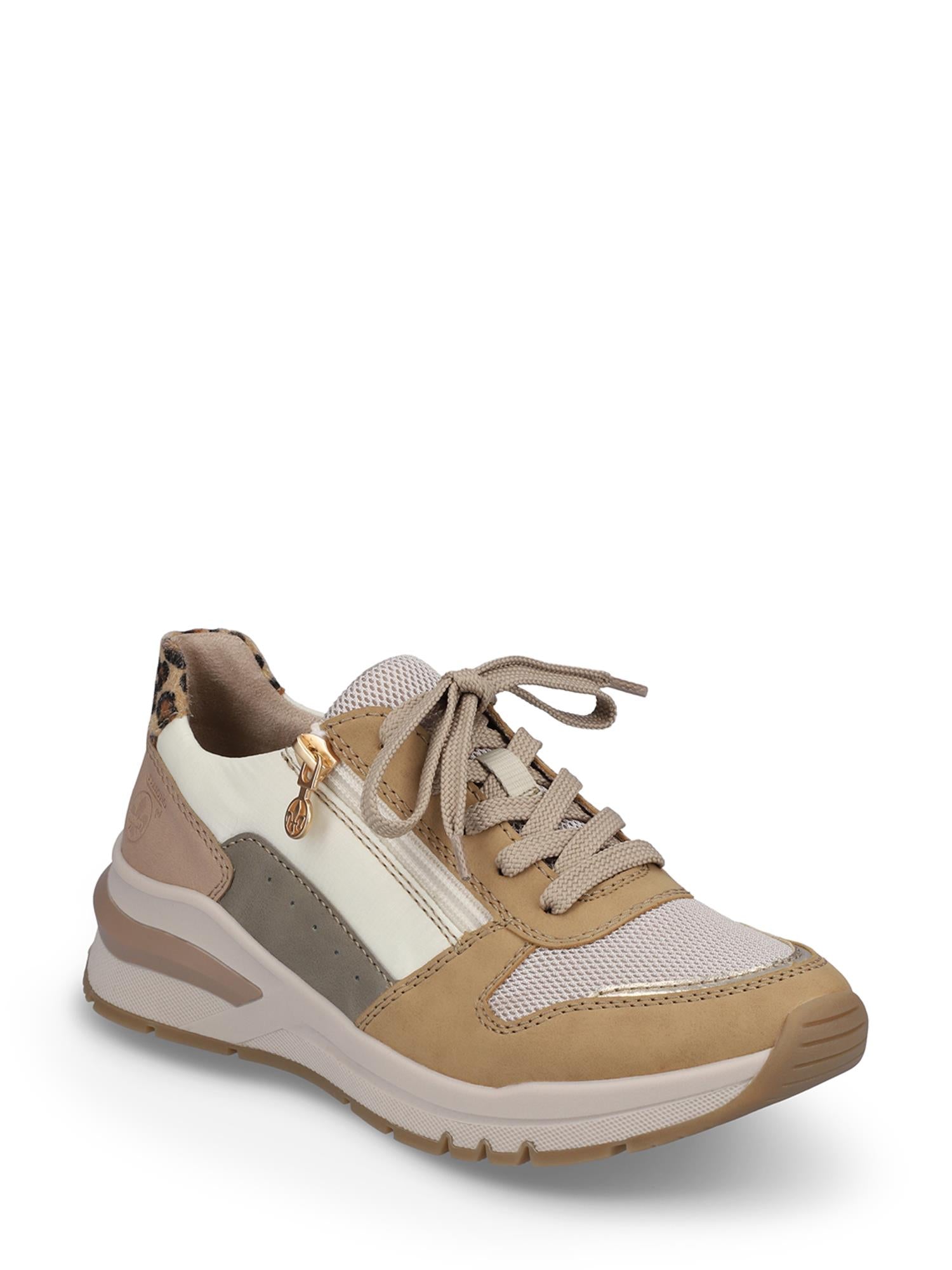 06827 Rieker Sand Combo-sneakersene fra Rieker Comfort & Style har netting- og semsket skinnpaneler i beige, brunt og hvitt, en støtdempende såle, beige lisser, glidelås på siden, gullfarget anheng, kraftig såle og leopardprint på hælen.