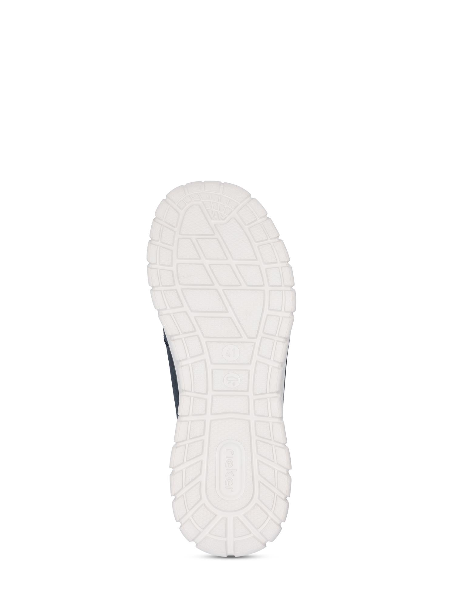 Bildet viser den hvite, teksturerte sålen på Rieker Sport 02877 AirBounce Sneakers Navy, fotografert nedenfra mot en vanlig hvit bakgrunn – ideelt for de som ønsker komfortable hverdagssko.