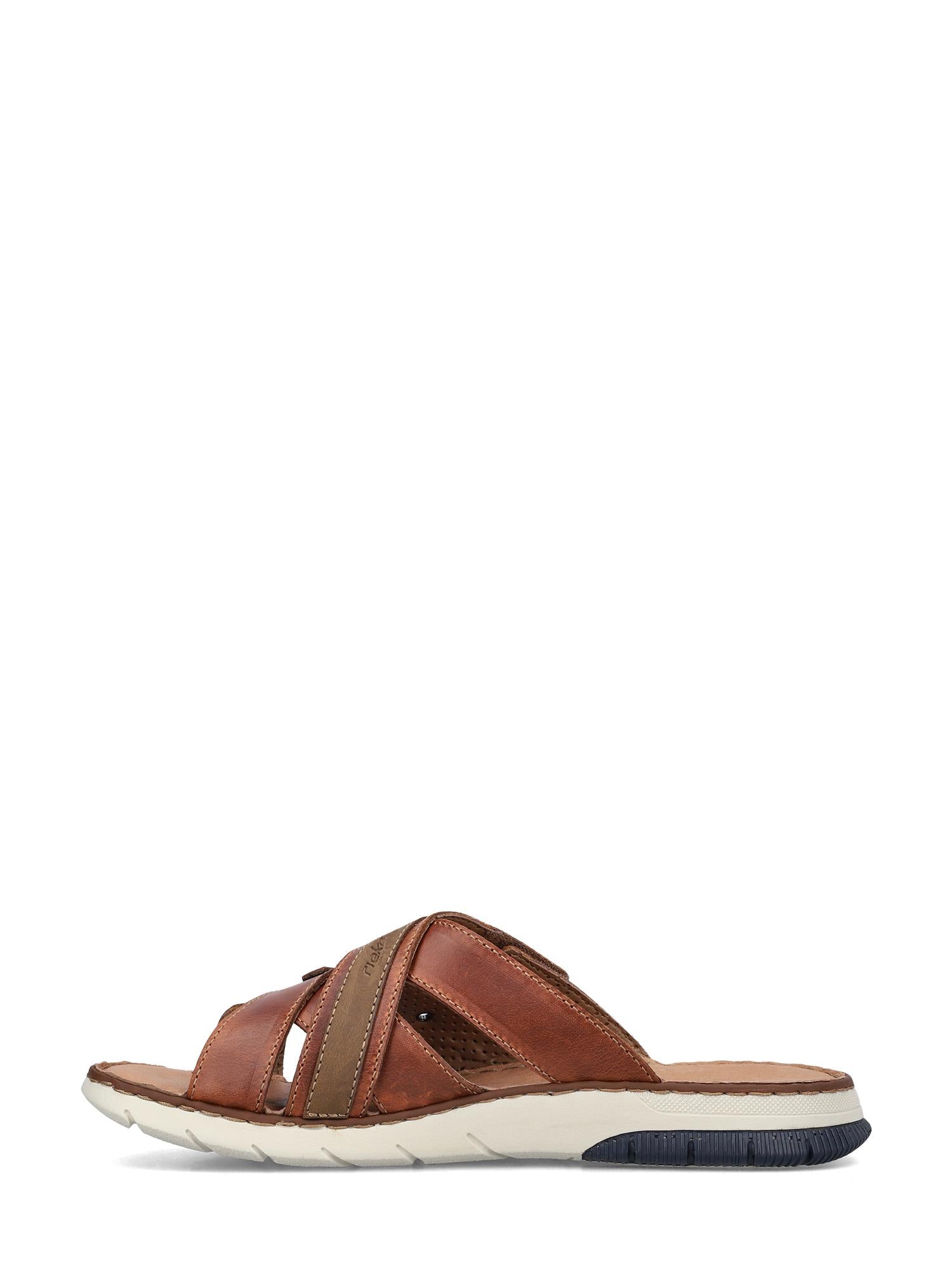 02926 Rieker Terra Stride Sandal fra Rieker Comfort & Style har brunt skinn med kryssende remmer, kontrastsømmer og en polstret beige og svart gummisåle for komfort, vist mot en hvit bakgrunn.