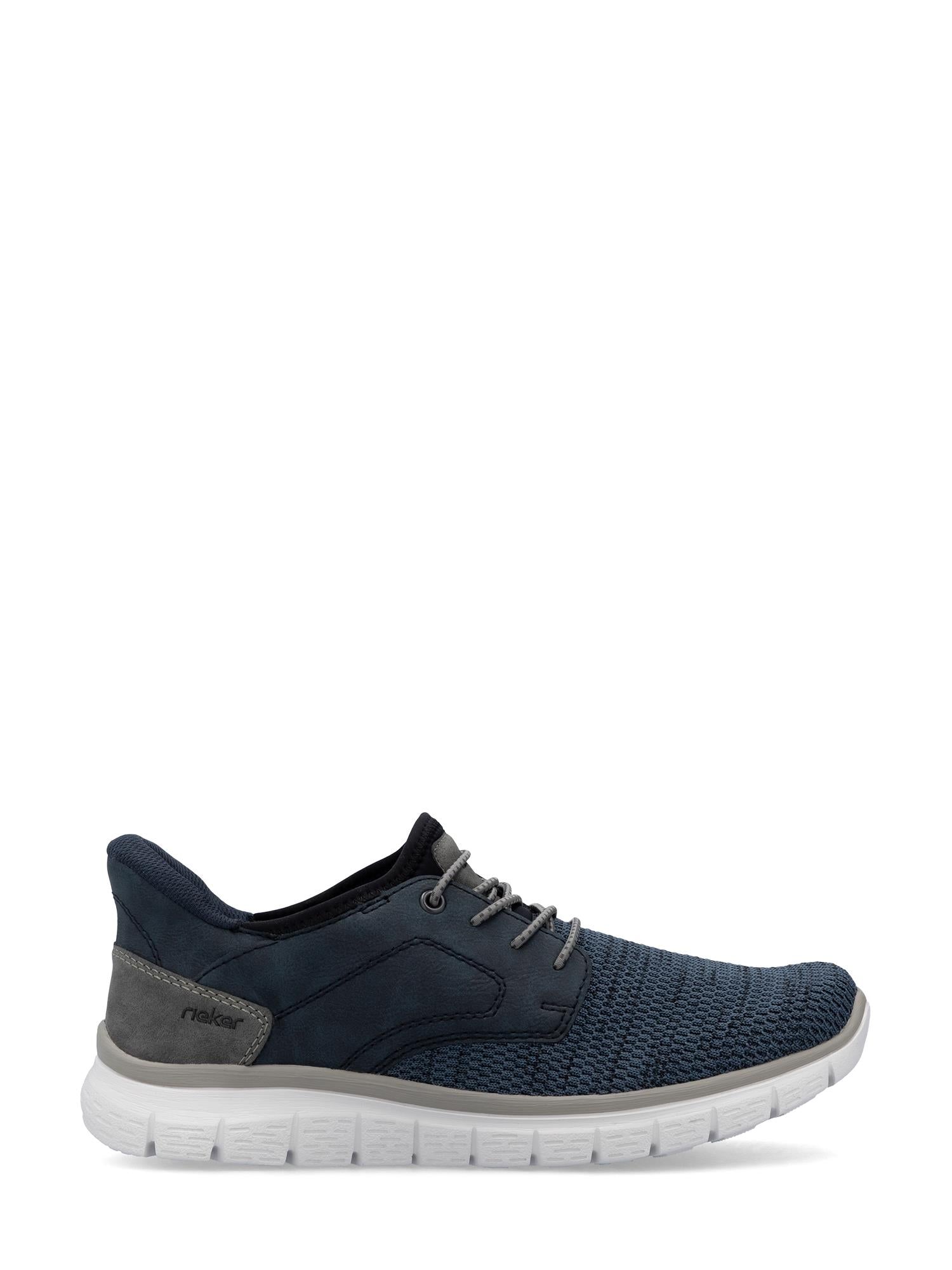 03058 Rieker SoftStride Slip-in fra Rieker Comfort & Style er en marineblå slip-on joggesko med en overdel i pustende mesh, grå hælaccent, grå snørebånd og en hvit gummisåle med struktur, vist i venstre sideprofil på en hvit bakgrunn.