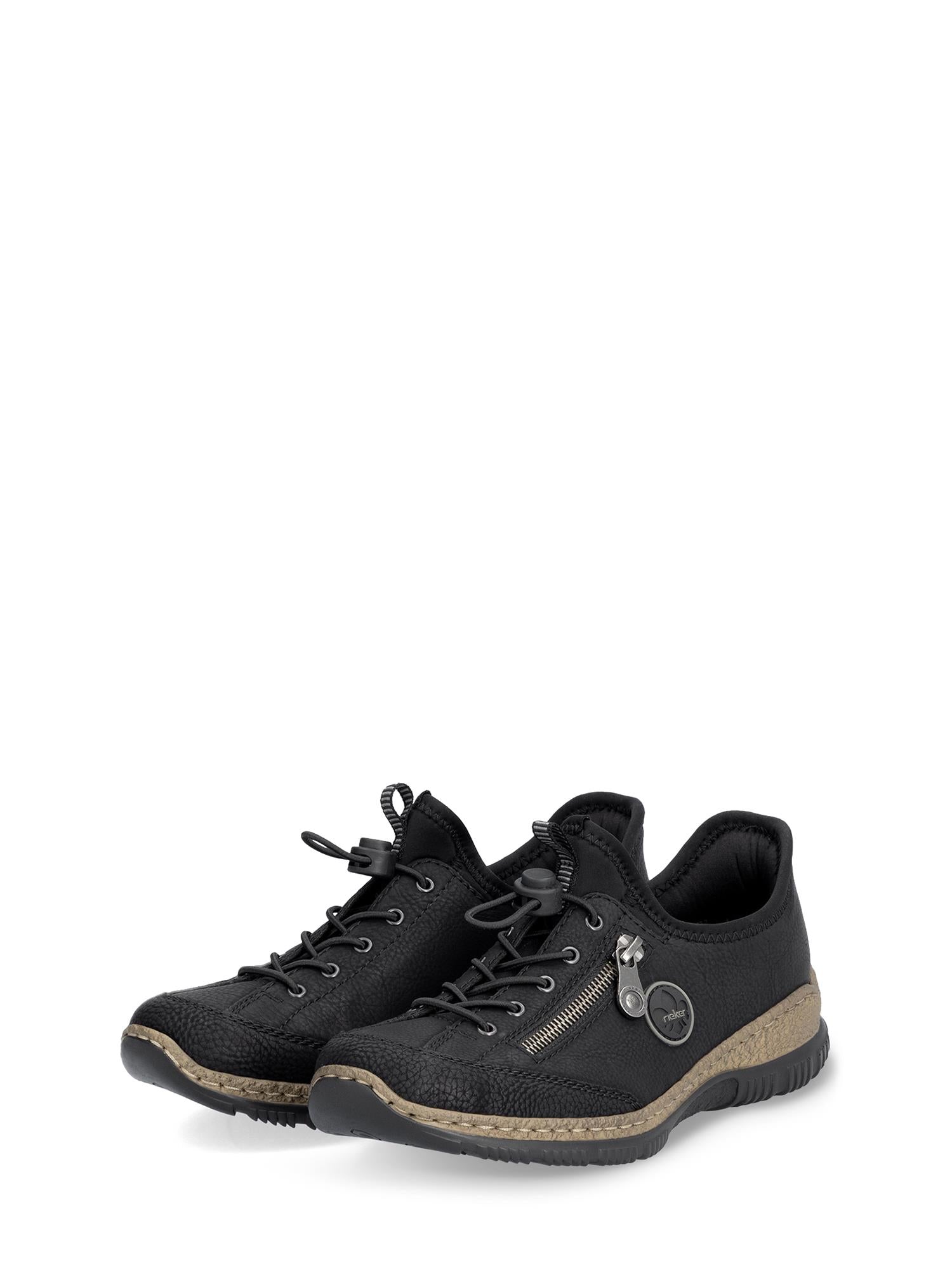 05026 Rieker Black Corc Sneaker fra Rieker Comfort & Style har svart snørelukkedesign, glidelåser på siden med en rund metallsjarm, innersåle i minneskum og teksturerte, solbrune gummisåler. Skoene vises på en hvit bakgrunn.