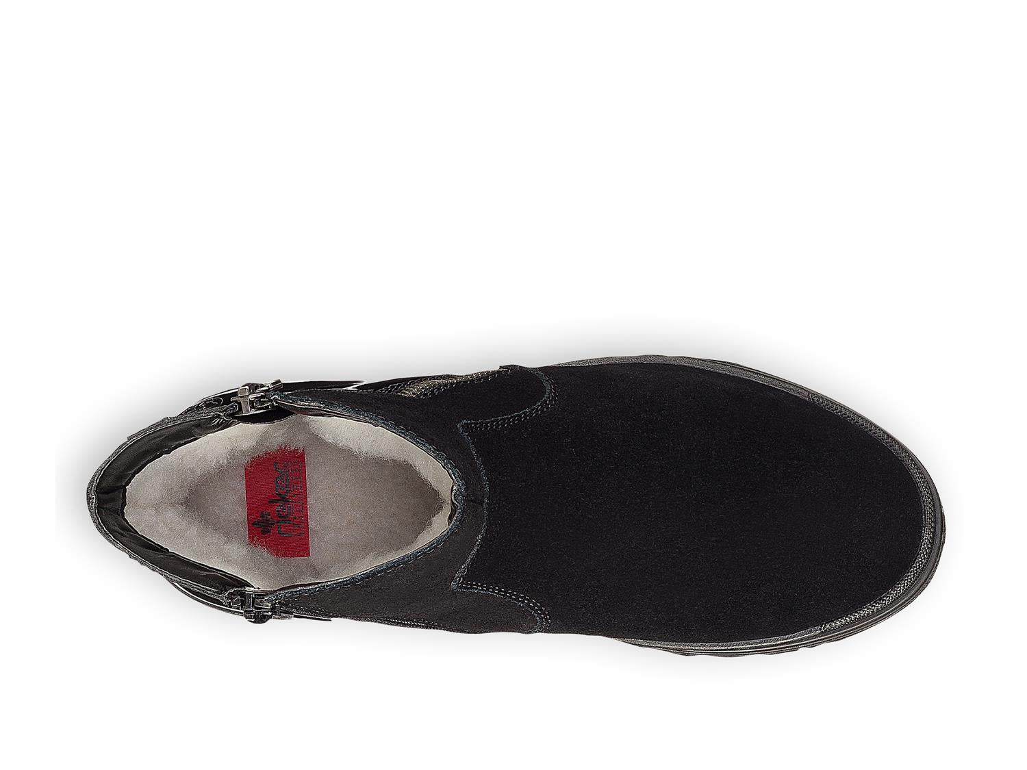 Toppbilde av en svart Rieker Comfort & Style 05389 Varmfòret med brodder Dame slip-on ankelstøvel med avrundet tå, synlige sømmer, glidelås i siden, lett fleecefôr og rød merkelapp på innersålen.