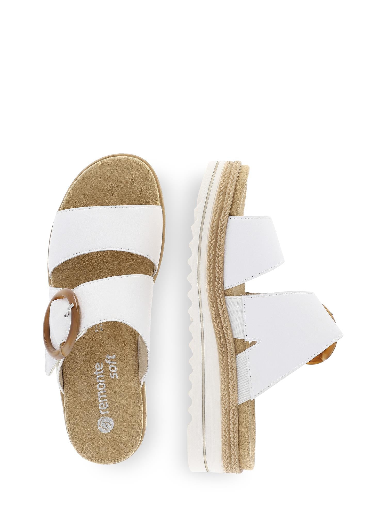 Et par hvite Remonte 07635 Aroha skinnsandaler med brede reimer, dekorativ spenne, brun RemonteSoft innleggssåler og tykke, hvite såler med jutekant. Den ene sandalen er vist ovenfra og den andre fra siden.