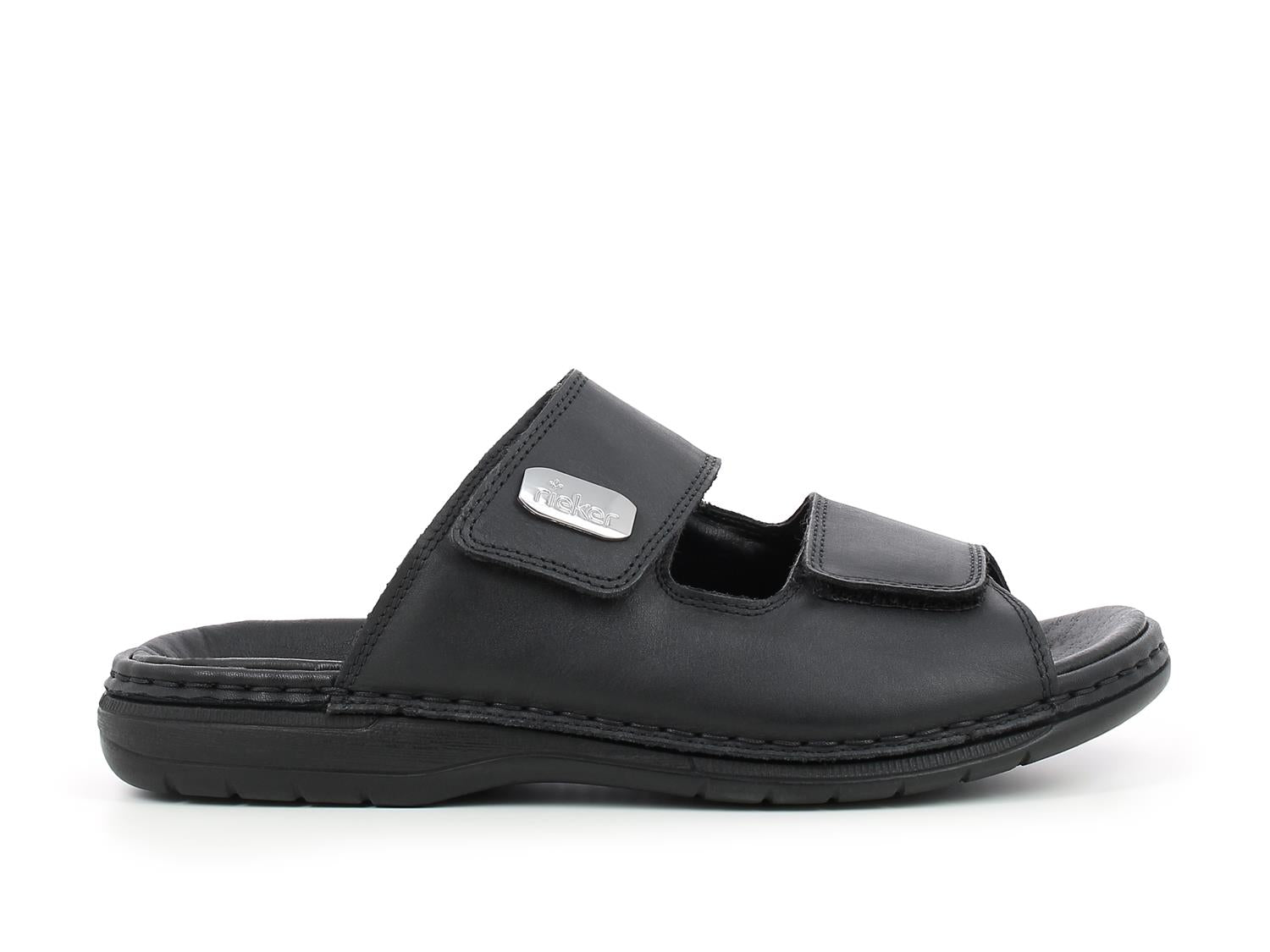 04438 Rieker Slenters fra Rieker Comfort & Style er en svart herresandal med åpen tå, to justerbare borrelåsstropper og en metallmerkelapp på den øverste stroppen, vist fra siden mot en hvit bakgrunn.