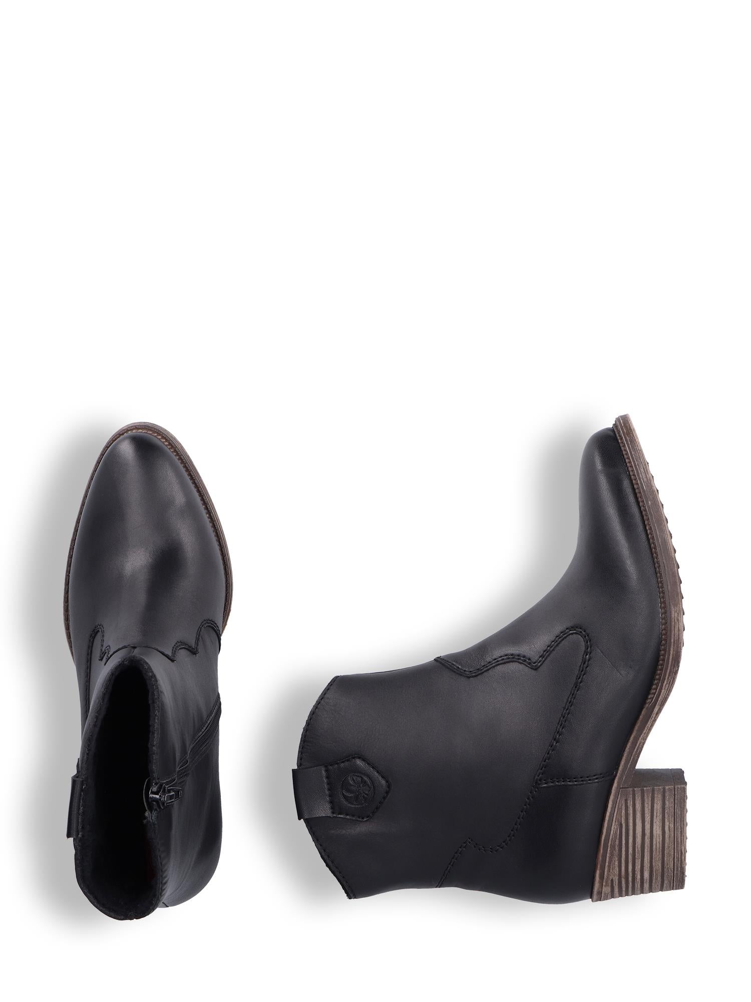 04859 Rieker Leather Cowgirl Boot fra Rieker Comfort & Style vises fra toppen og siden mot hvit bakgrunn, med svart skinnoverkant, spiss tå, sideglidelås, dekorative sømmer og stablet trehæl.
