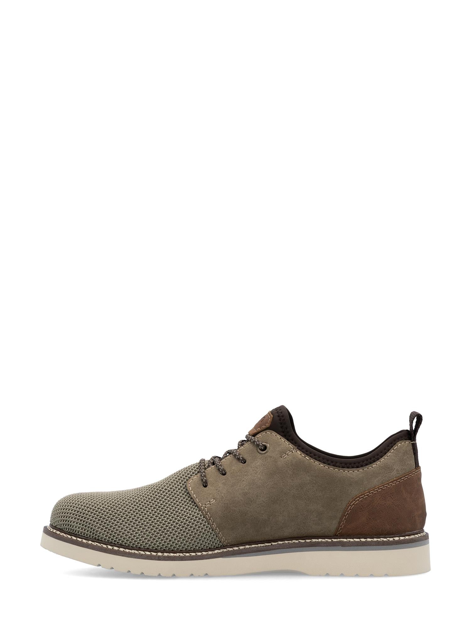 02885 Rieker EasyWalk Slip-on fra Rieker Comfort & Style er en avslappet herresko med en teksturert lys olivengrønn front, semsket skinn på midten, brun hældetalj, hvit såle, svarte lisser og ekstra bred passformkomfort. Sett fra siden mot hvit bakgrunn.