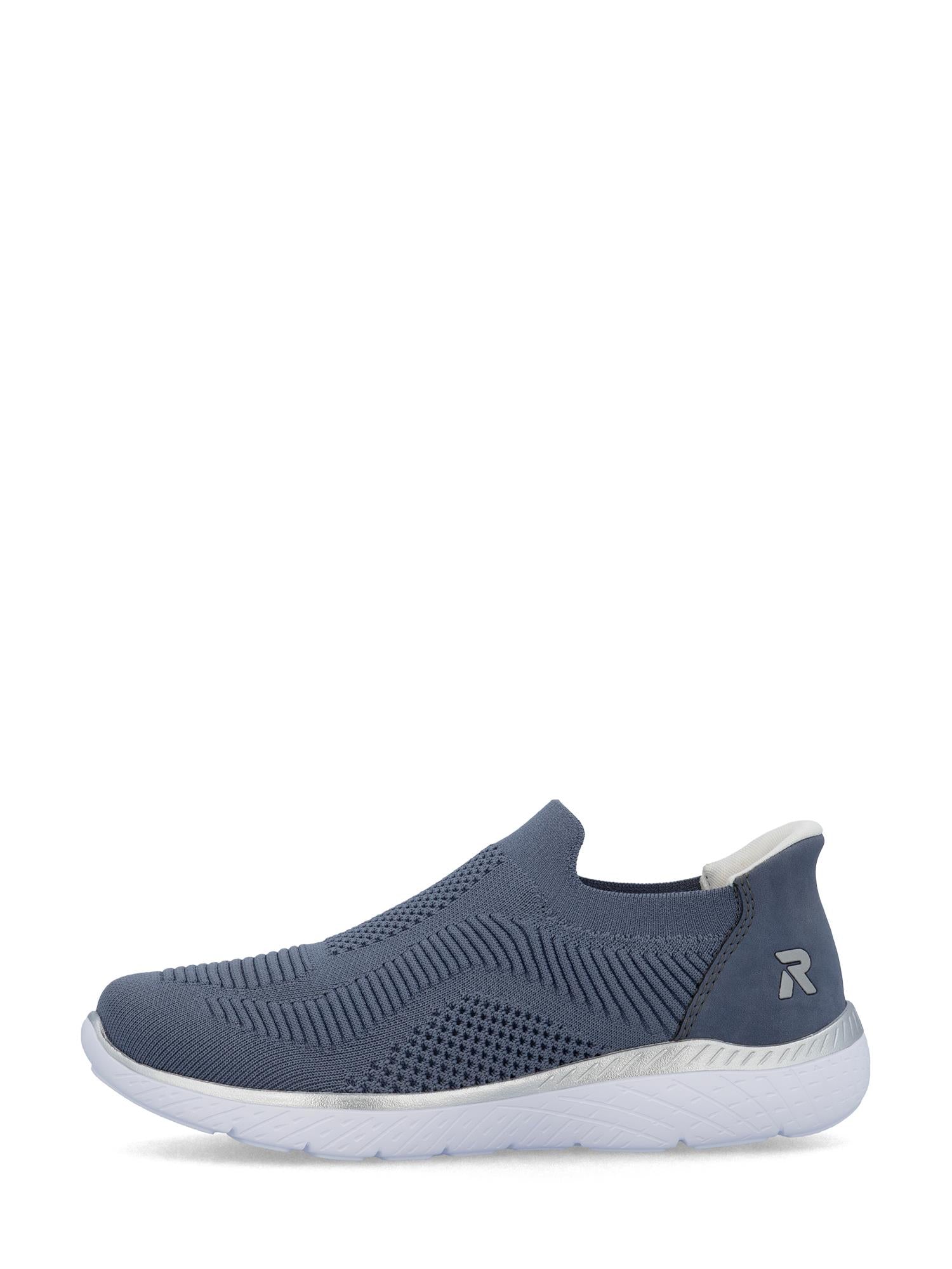 07136 Rieker Ready2GO Slip-On Blue fra Rieker Sport er en moderne, lett, blå joggesko med overdel i meshstrik, hvit strukturert såle, liten R-logo på hælen og en enkel slip-on-design for komfort hele dagen uten synlige lisser.