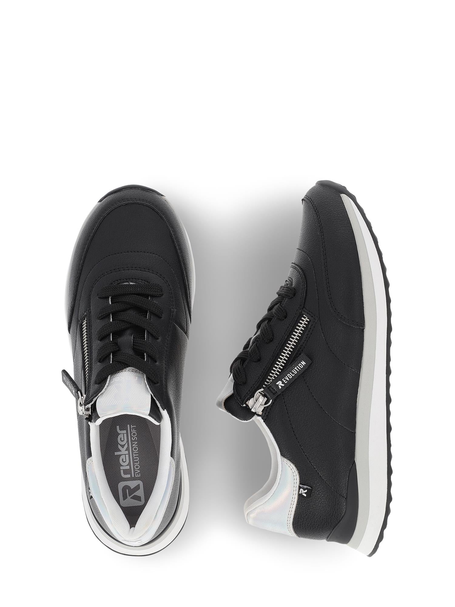 Et par svarte Rieker Sport 07537 Rieker-Evolution Memory Sneaker Leather med hvite såler, glidelåser i siden og hvite lisser, vist ovenfra og fra siden mot en hvit bakgrunn.