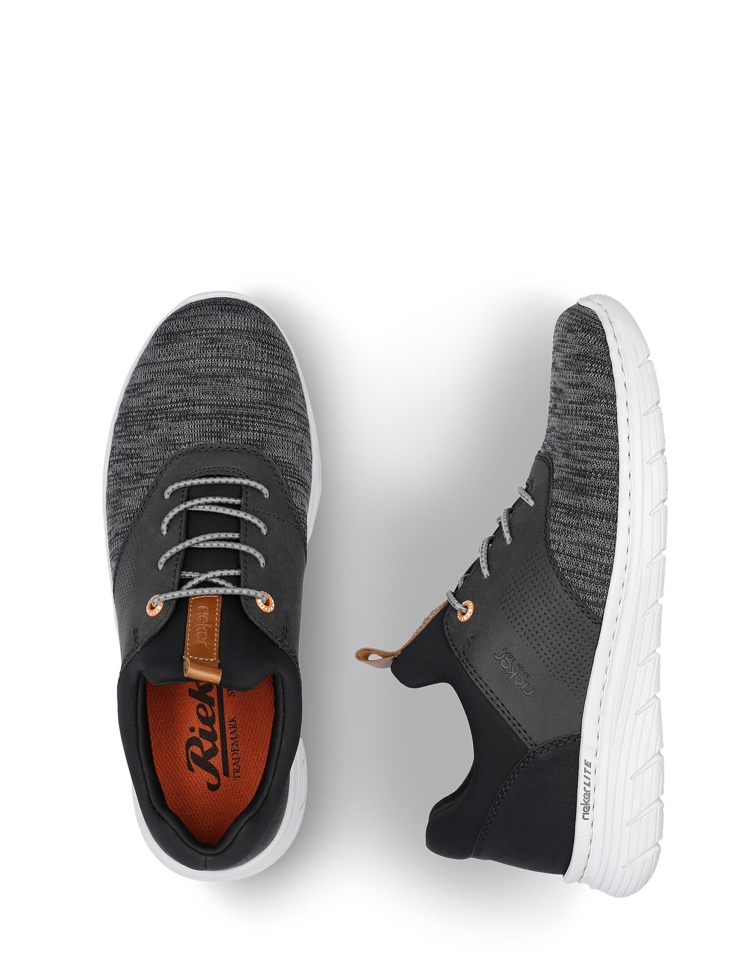 07528 Rieker Lightweight Slip-in Sneaker Black fra Rieker Comfort & Style har grå og svart overdel, hvit støtdempende såle, lisser med en brun merkelapp sett ovenfra og en teksturert såle sett fra siden.