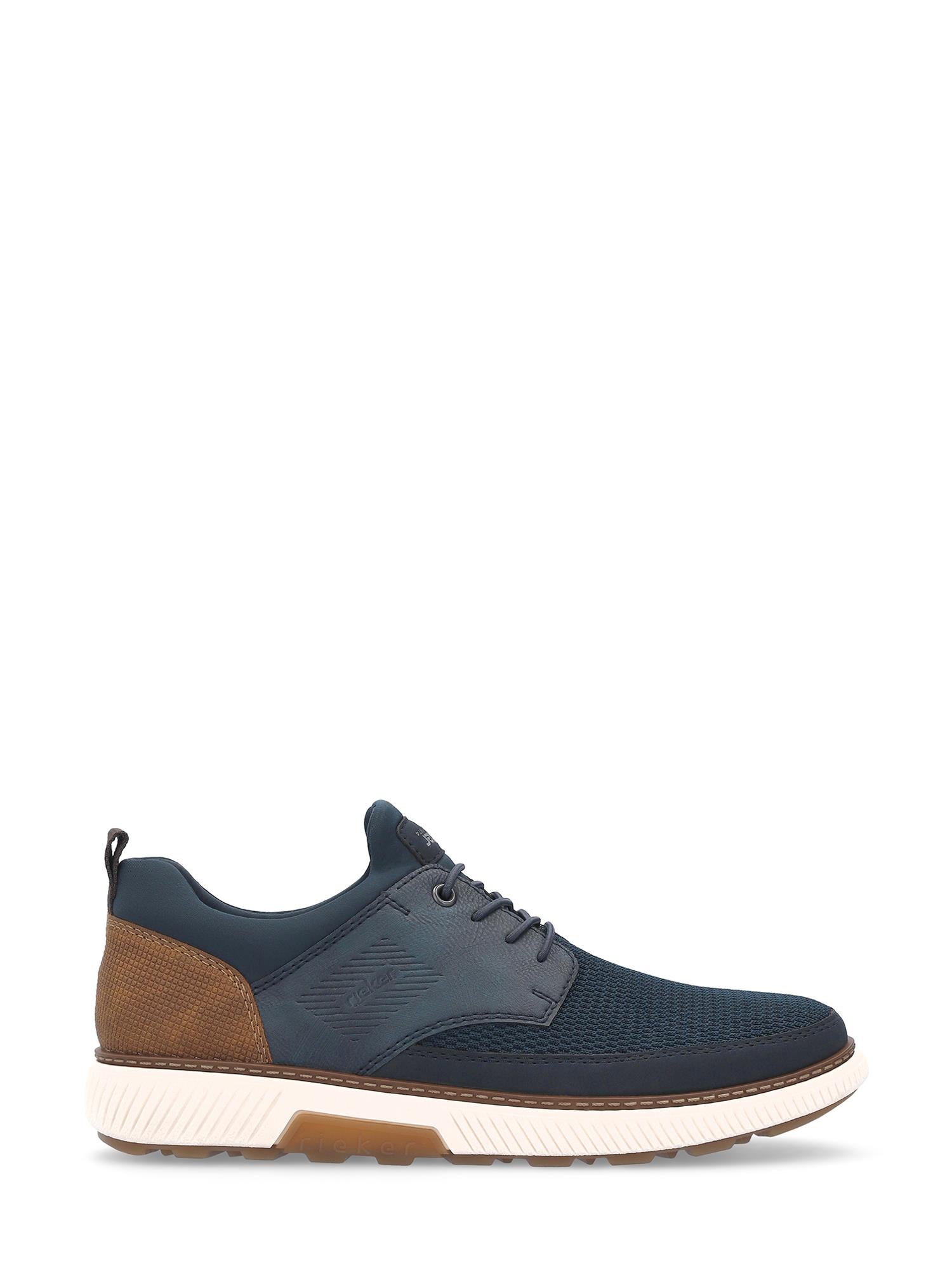 07548 Rieker Bremen Sneaker fra Rieker Comfort & Style er en marineblå og brun snøresko med overdel i mesh, trekkflik ved hælen, innersåle i minneskum og en hvit/brun gummisåle med tekstur. Vises i sideprofil på en hvit bakgrunn.