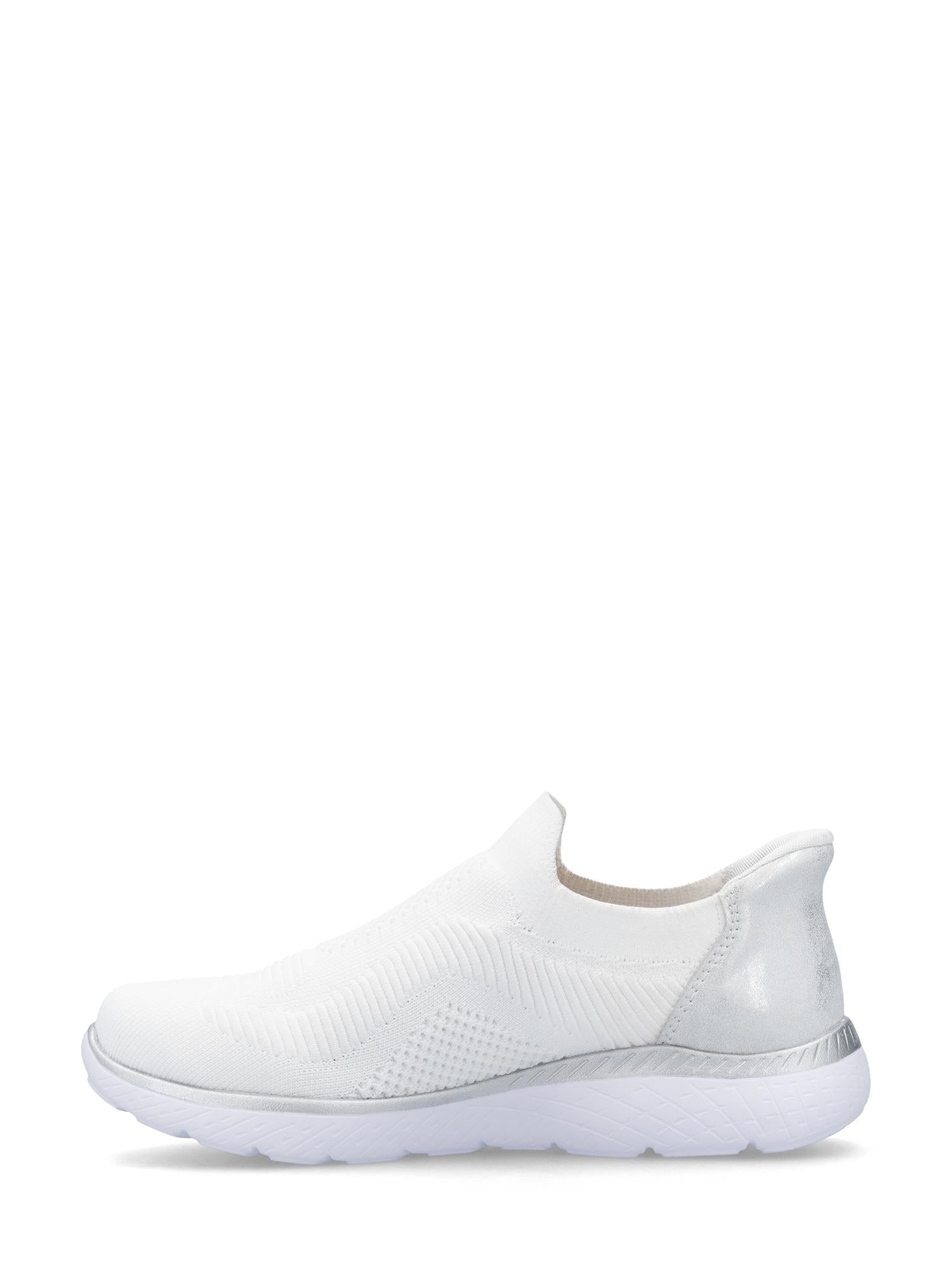 Rieker Sport 03238 Ready2Go Slip-on White har en strukturert, pustende overdel, tykk mønstret hvit såle og en skinnende sølvfarget hæl. Joggeskoen er vist mot en vanlig hvit bakgrunn.