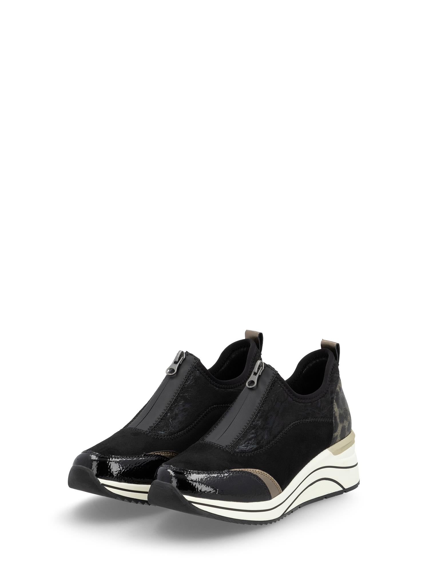 Remonte 04959 Lite'n Soft Leopard slip-on-sneakers har et elegant svart design med glidelåsdetaljer, blanke tåhetter, beige detaljer og en hvit og svart platåsåle. Stilig damesko fra Remonte-kolleksjonen, vist på hvit bakgrunn.