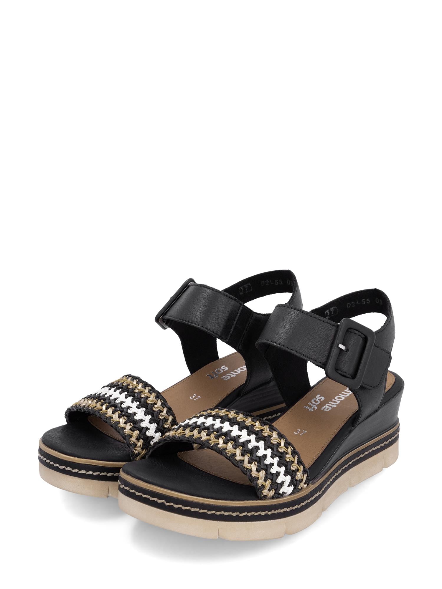 Remonte 03146 Alvora Sandal er en svart plateausandal fra Remonte, med beige og hvite vevde remmer, brun innersåle, justerbar ankelrem med spenne og lys beige yttersåle. Vist på en hvit bakgrunn.