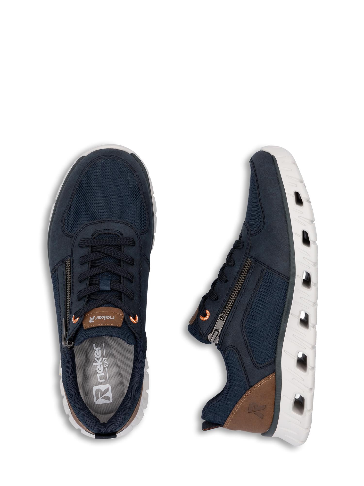 Rieker Sport 02877 AirBounce Sneakers Navy har syntetisk skinn, hvite, kraftige såler, svarte lisser, brune hælaklister og glidelåser i siden. Den ene skoen er vist ovenfra og ned, den andre fra siden.