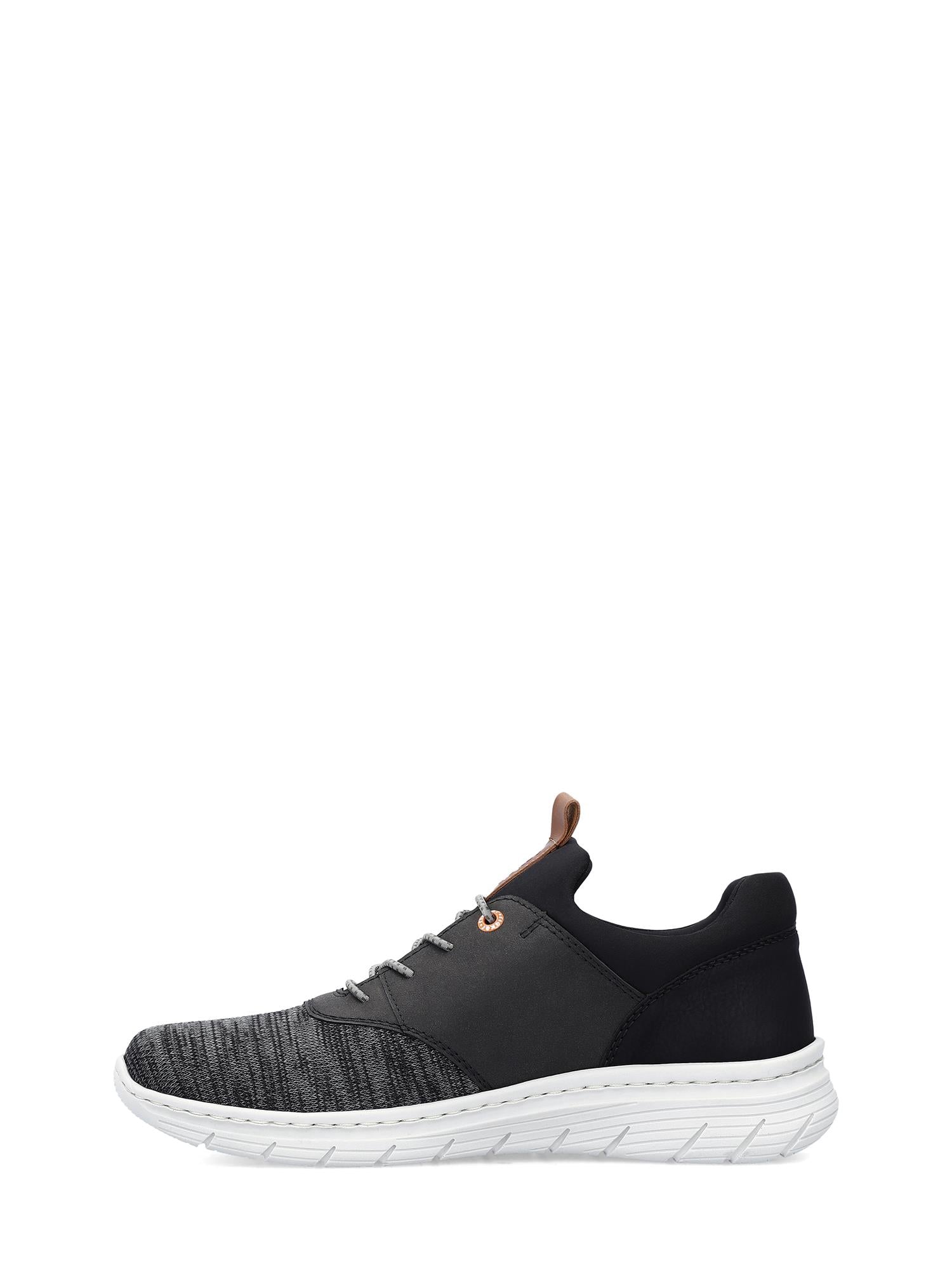 07528 Rieker Lightweight Slip-in Sneaker Black fra Rieker Comfort & Style er en svart og grå sportssko med hvite lisser og støtdempende såle, vist i venstre profil mot en vanlig hvit bakgrunn.