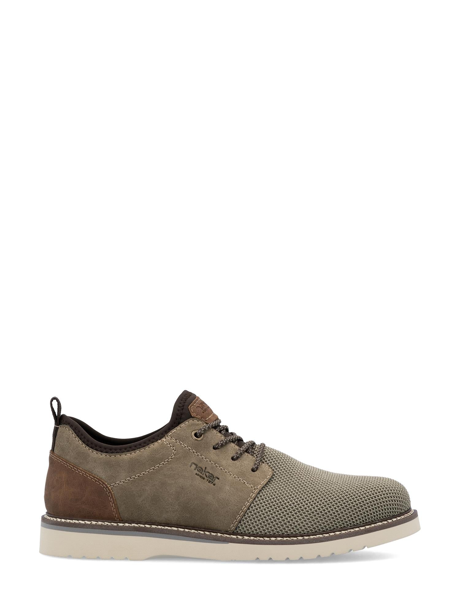 02885 Rieker EasyWalk Slip-on fra Rieker Comfort & Style har en olivengrønn teksturert overdel, brun semsket hæl, svarte lisser, en lett gummisåle og ekstra bred passform, vist på en hvit bakgrunn.