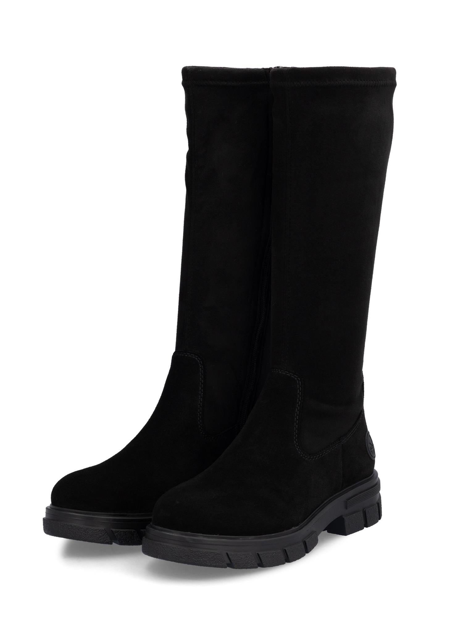 Et par 04858 Rieker Nubuck-støvler fra Rieker Comfort & Style i svart semsket skinn, med en kraftig gummisåle, glidelås i siden og avrundet tå, plassert oppreist på en hvit bakgrunn.