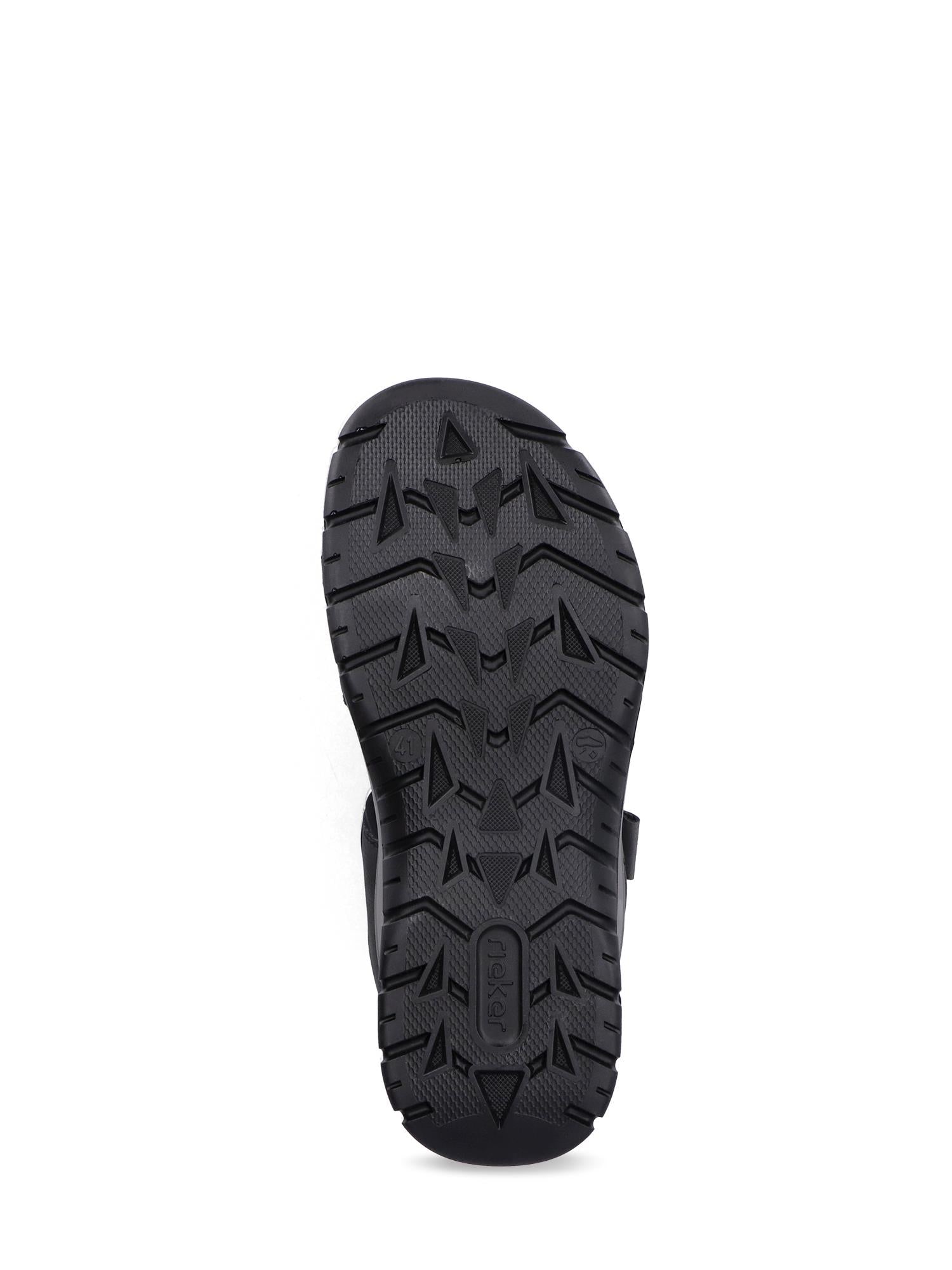 Bildet viser den svarte, strukturerte yttersålen i gummi på 02944 Rieker Moven Svart herresandal fra Rieker Comfort & Style, med et robust geometrisk mønster for bedre grep. Sålen er laget av slitesterkt kunstskinn, noe som sikrer en komfortabel passform.