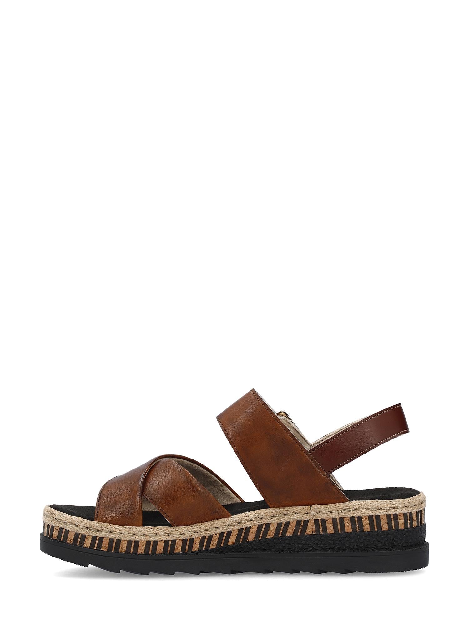 07520 Rieker Arizona Sandal Brown Leather fra Rieker Comfort & Style har kryssende tåstropper, en ankelrem med borrelås, en plattformsåle med korkmønster og en svart yttersåle i gummi, vist i sideprofil på hvit bakgrunn.