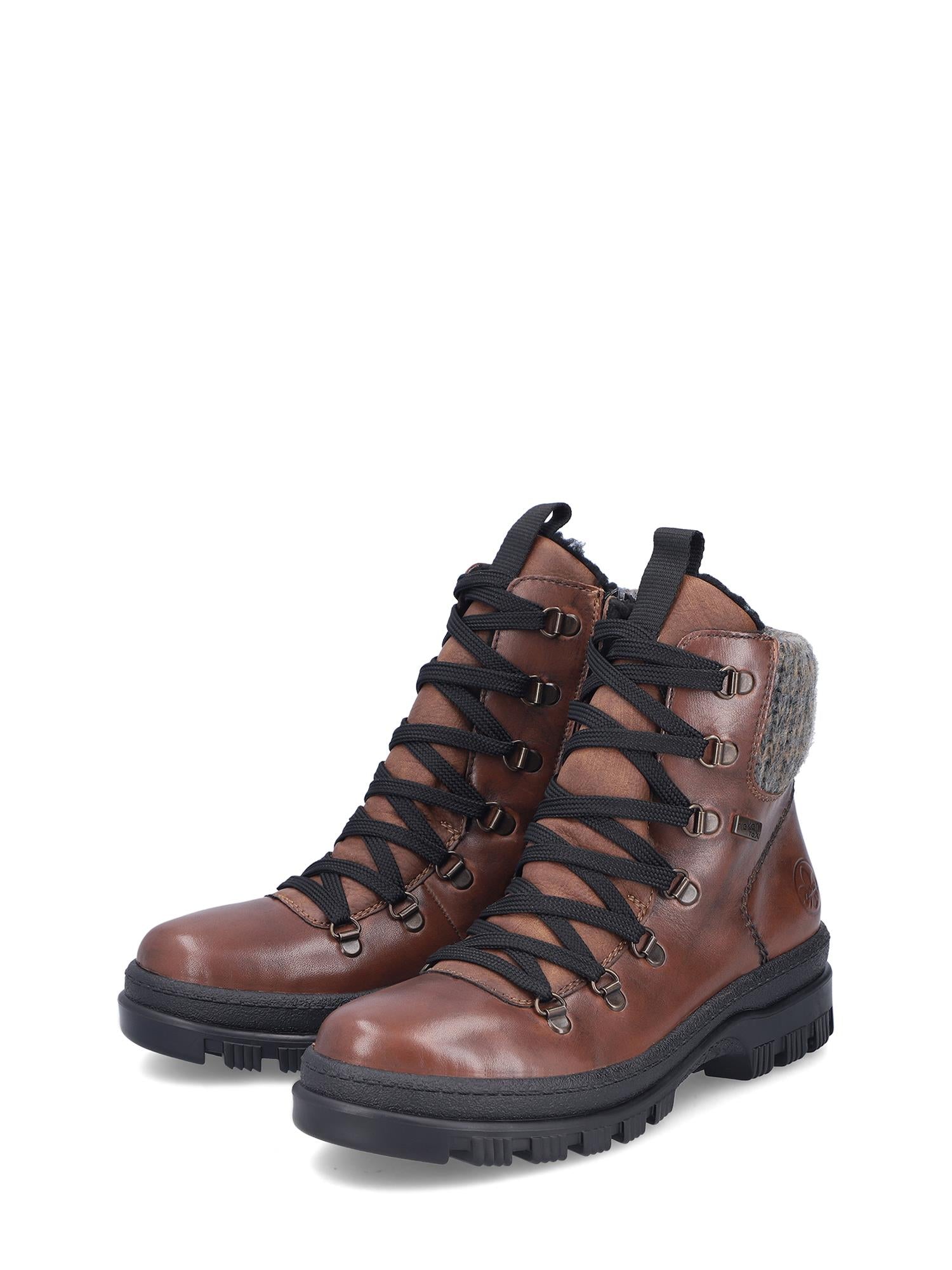 Et par 05038 Rieker Leather tex isolerte turstøvler med brodder, med svart såle og grå polstret krage, fra Rieker Comfort & Style, vist side om side på hvit bakgrunn.