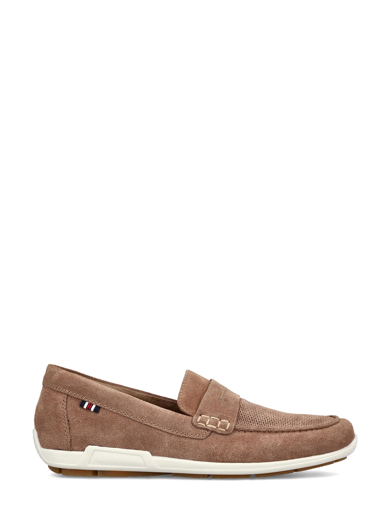 08038 Rieker Fango Slip-in fra Rieker Comfort & Style er en brun loafer med en fleksibel hvit såle, sydd design, små stripete sidelapper og strukturert overdel. Vist fra siden mot en hvit bakgrunn.