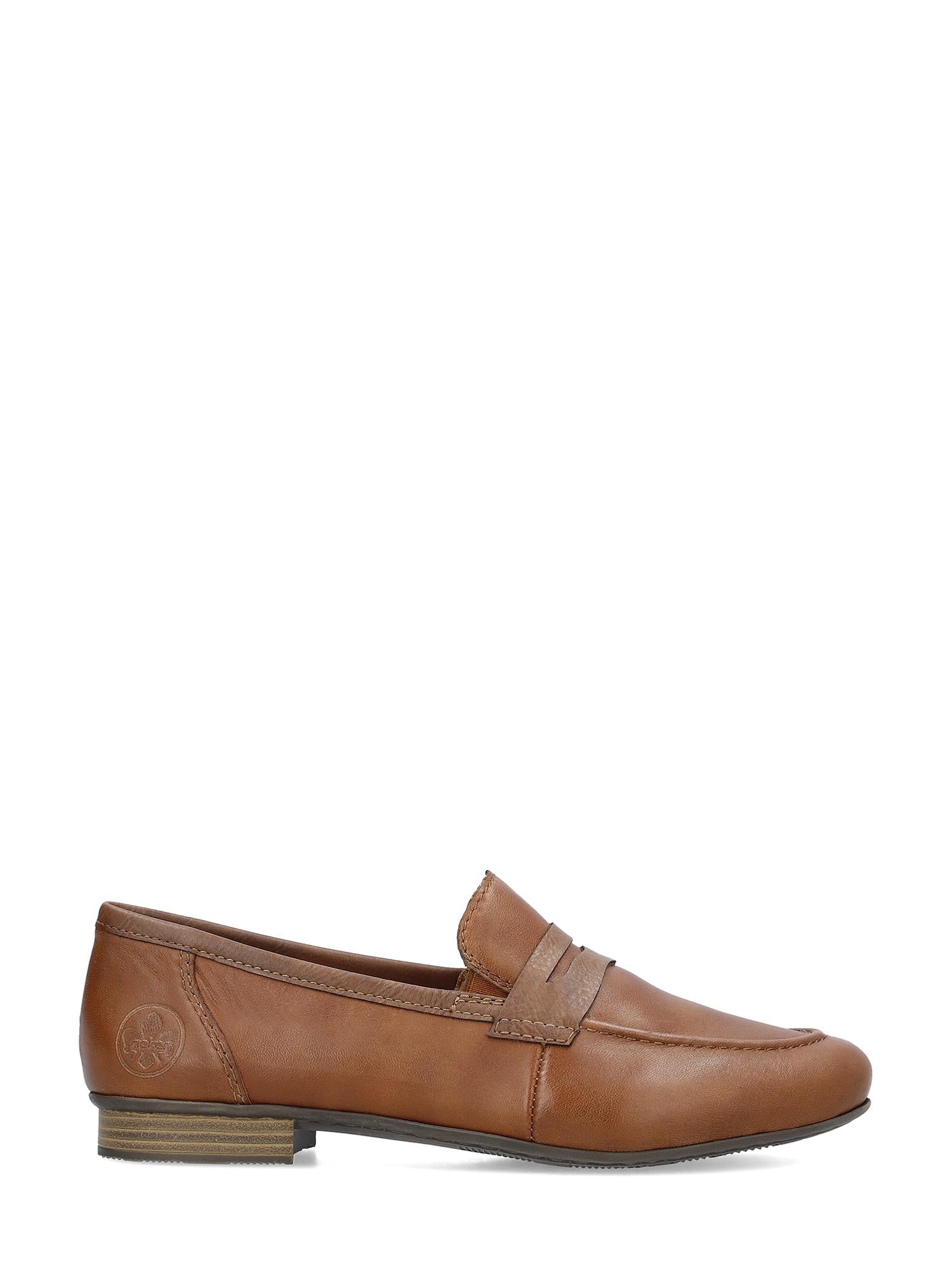 07542 Rieker Mokkasiner Skinn fra Rieker Comfort & Style er en brun skinnmokkasin med lav hæl, penny stropp-detalj og Antistress-teknologi, vist i sideprofil mot hvit bakgrunn.