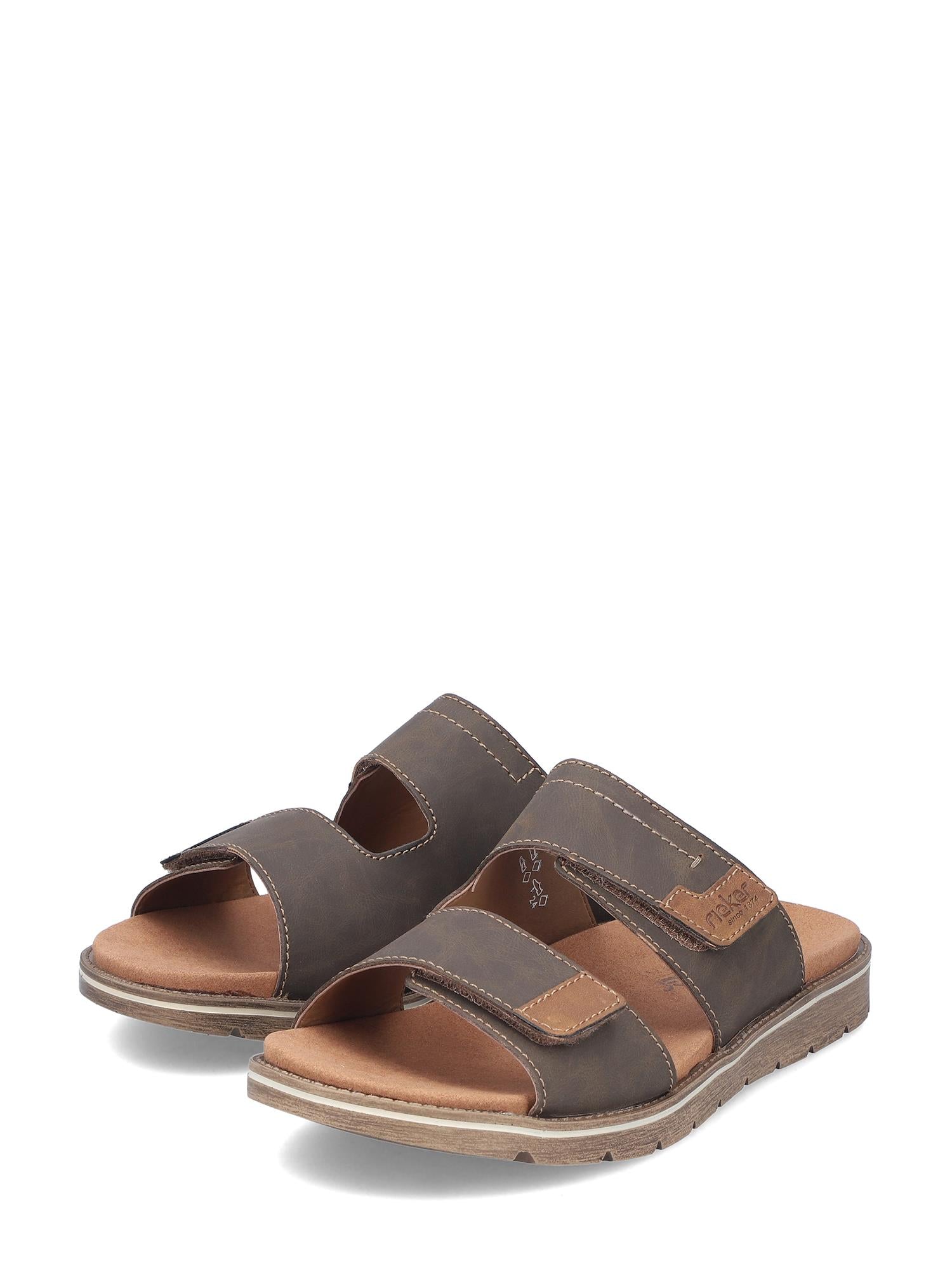 Rieker Comfort & Style 07490 Rieker 24394-25-sandalene har overdel i brunt skinn med to brede reimer, åpen tå, polstret antistress-fotseng og flat gummisåle.