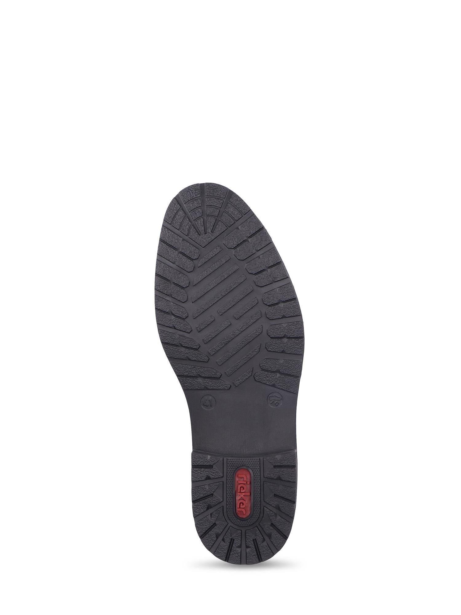 Svart skosåle med strukturert mønster for grep og en liten rød PRADA-logo nær hælen, perfekt for 04363 Rieker Nero Dressko fra Rieker Comfort & Style i glatt svart skinn, vist på en hvit bakgrunn.