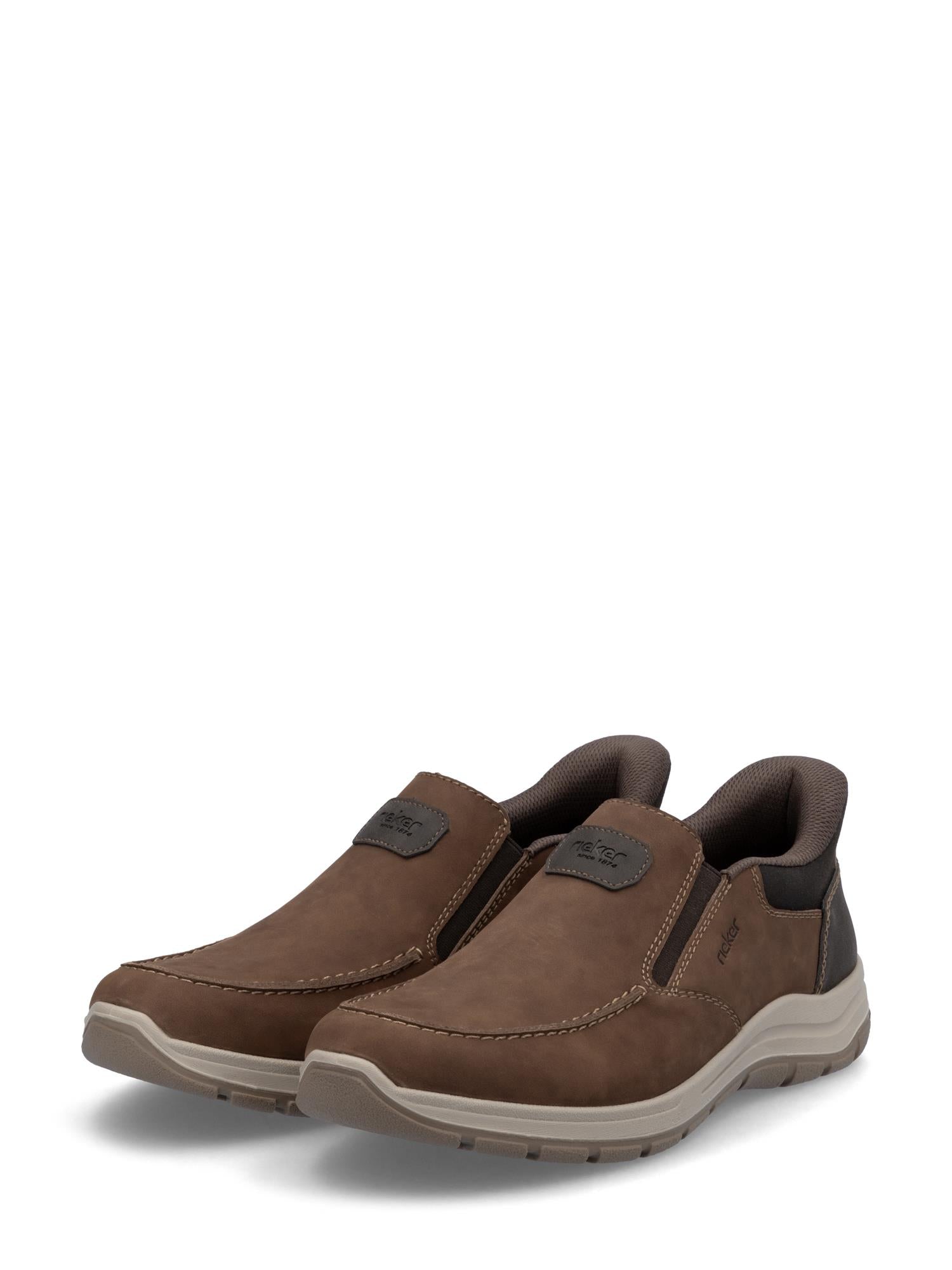02862 Rieker FlexStep Slip-Ins fra Rieker Comfort & Style er brune slip-ons med ekstra bred passform, sømdetaljer, elastiske paneler og lette gummisåler med antistress-teknologi, vist på hvit bakgrunn.