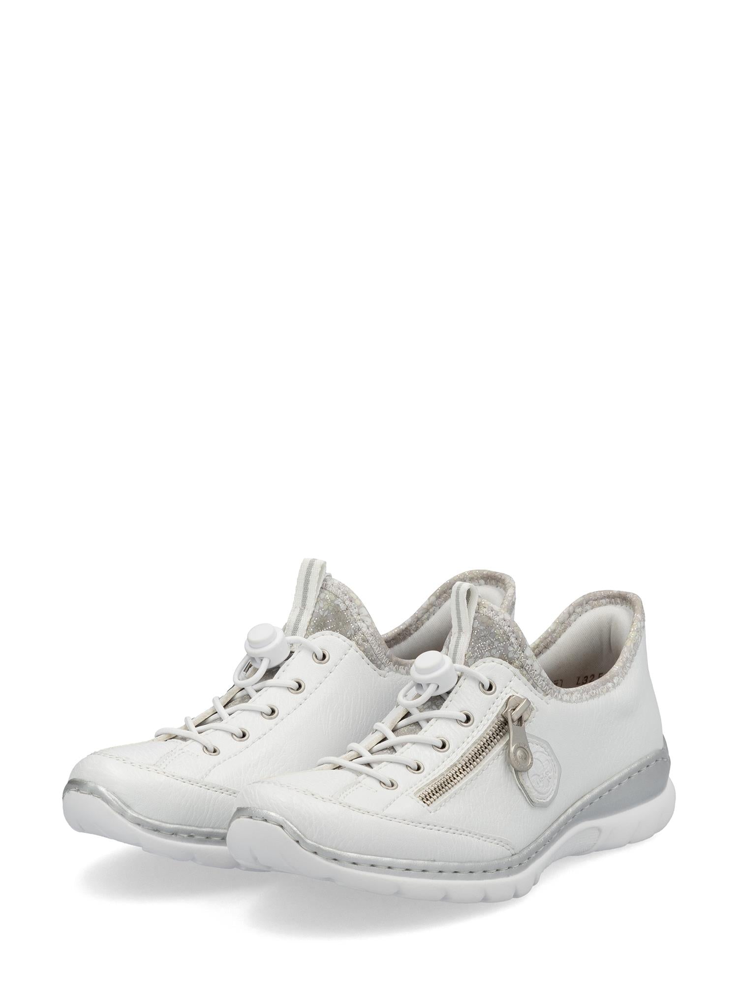 Et par Rieker Comfort & Style 03150 EasyMove Slip-on White joggesko med grå detaljer og teksturerte IM-EVA-såler, vist på hvit bakgrunn.