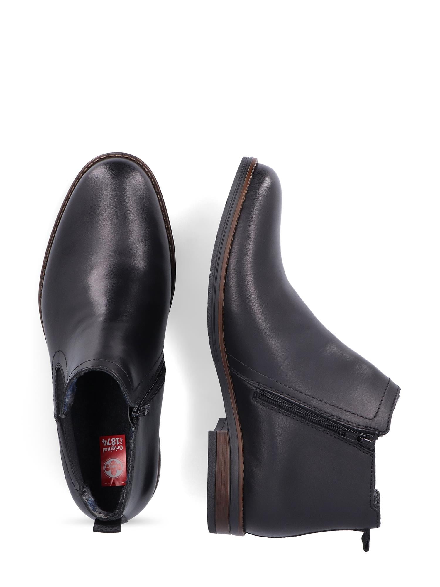 04404 Rieker Black Short Boot Leather fra Rieker har glidelåser på siden, en antistresssåle med brun aksent og en glatt, svart skinnfinish, vist ovenfra og fra siden.