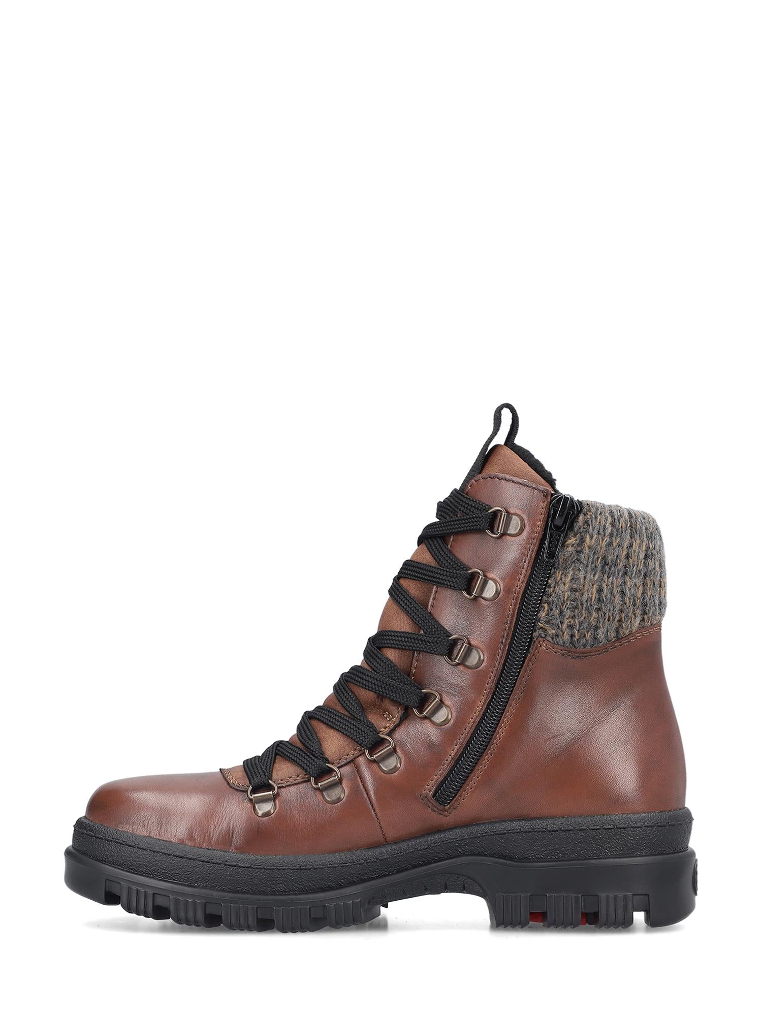 05038 Rieker Leather tex varmfôret med brodder fra Rieker Comfort & Style er en brun turstøvel i skinn med svarte lisser, metalløyer, glidelås på siden, grå polstret ankelkrage, solid svart såle med dypt mønster og RiekerTEX-membran.