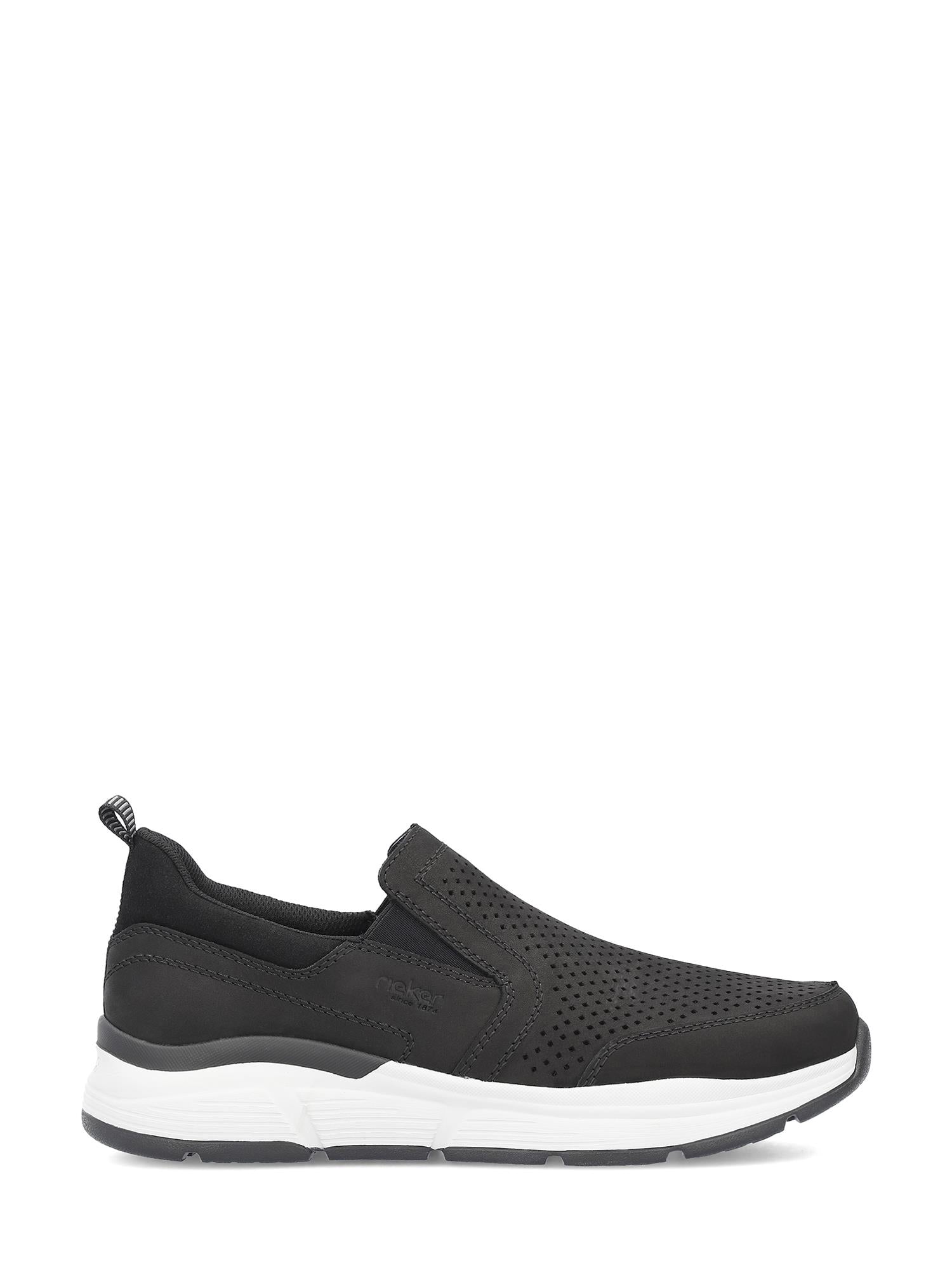 07549 Rieker Moers Slip-in Sneaker fra Rieker Comfort & Style er en svart, ekstra vid slip-on for menn med perforert overdel, hvit dempet såle, svart hælflik og diskret merkevarebygging på siden - perfekt for komfort.