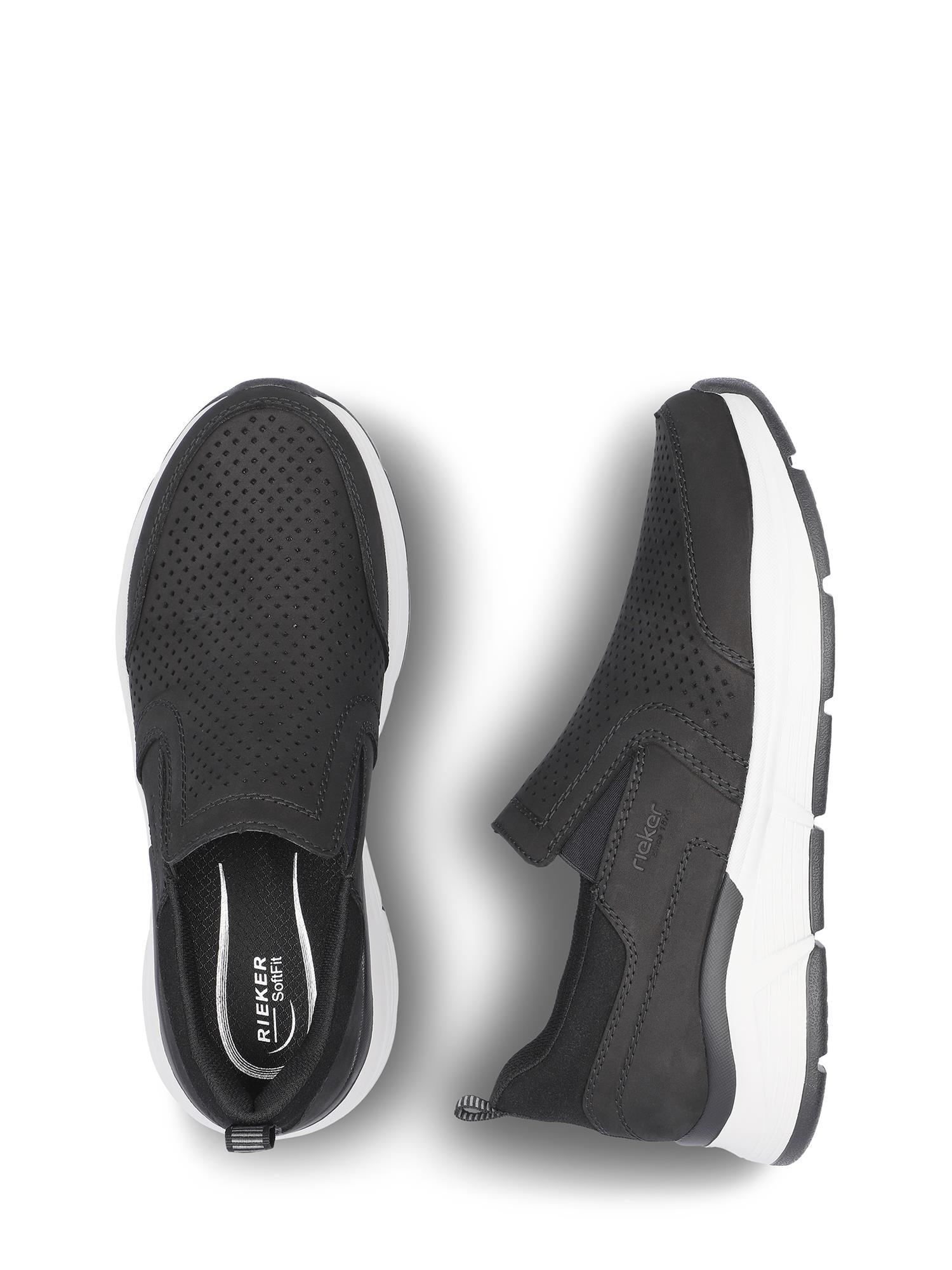 Et par 07549 Rieker Moers Slip-in Sneakers fra Rieker Comfort & Style til herrer, i svart med hvit, tykk gummisåle. Den ene skoen viser innersålen ovenfra, mens den andre viser perforerte detaljer på siden av overdelen.