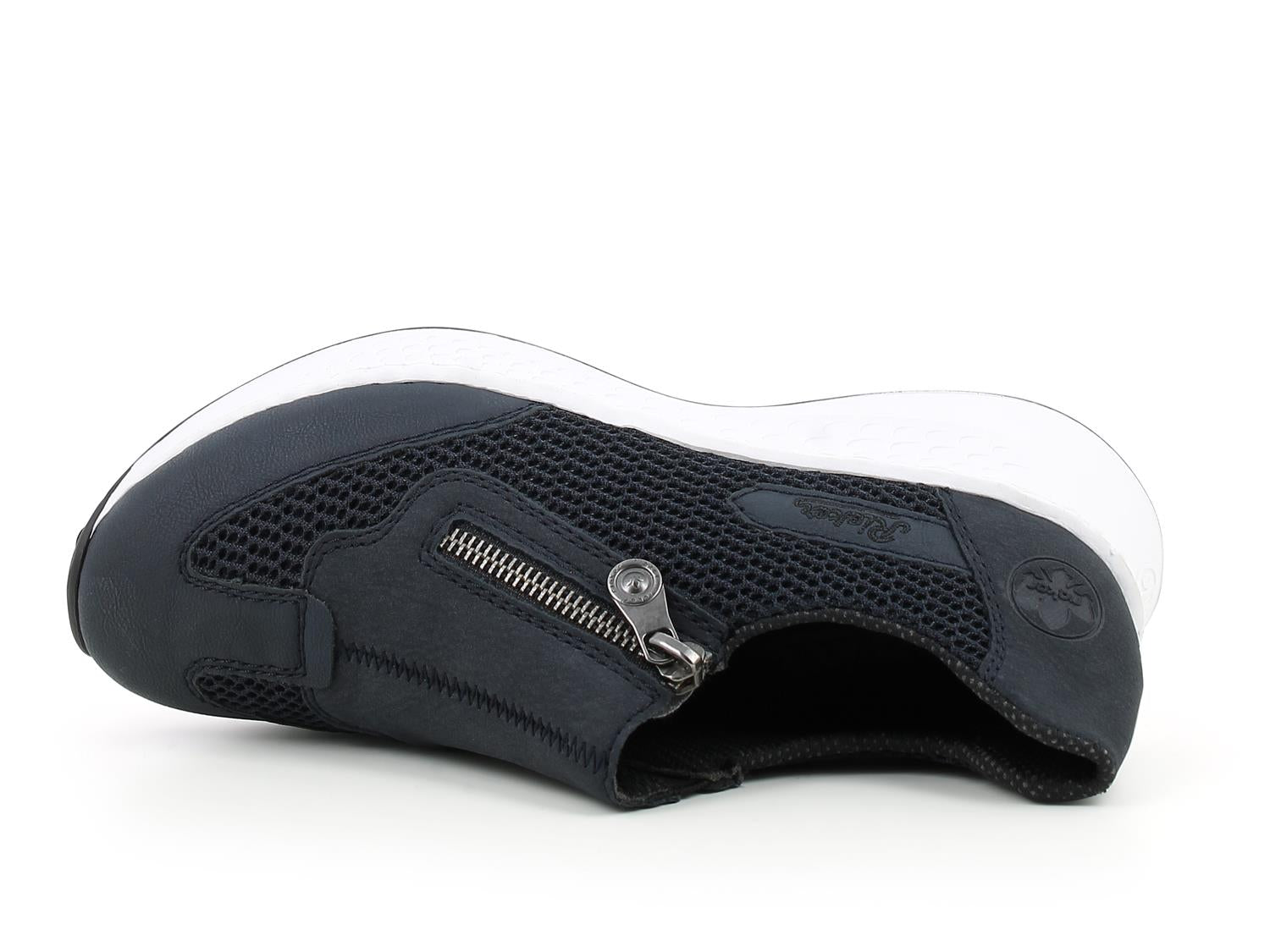 03600 Rieker Airy Blue fra Rieker Comfort & Style er en svart slip-on-sko med en hvit stødempendende såle, mesh-overdel og glidelåsdetalj på siden, vist på siden for å fremheve tekstur og designfunksjoner.